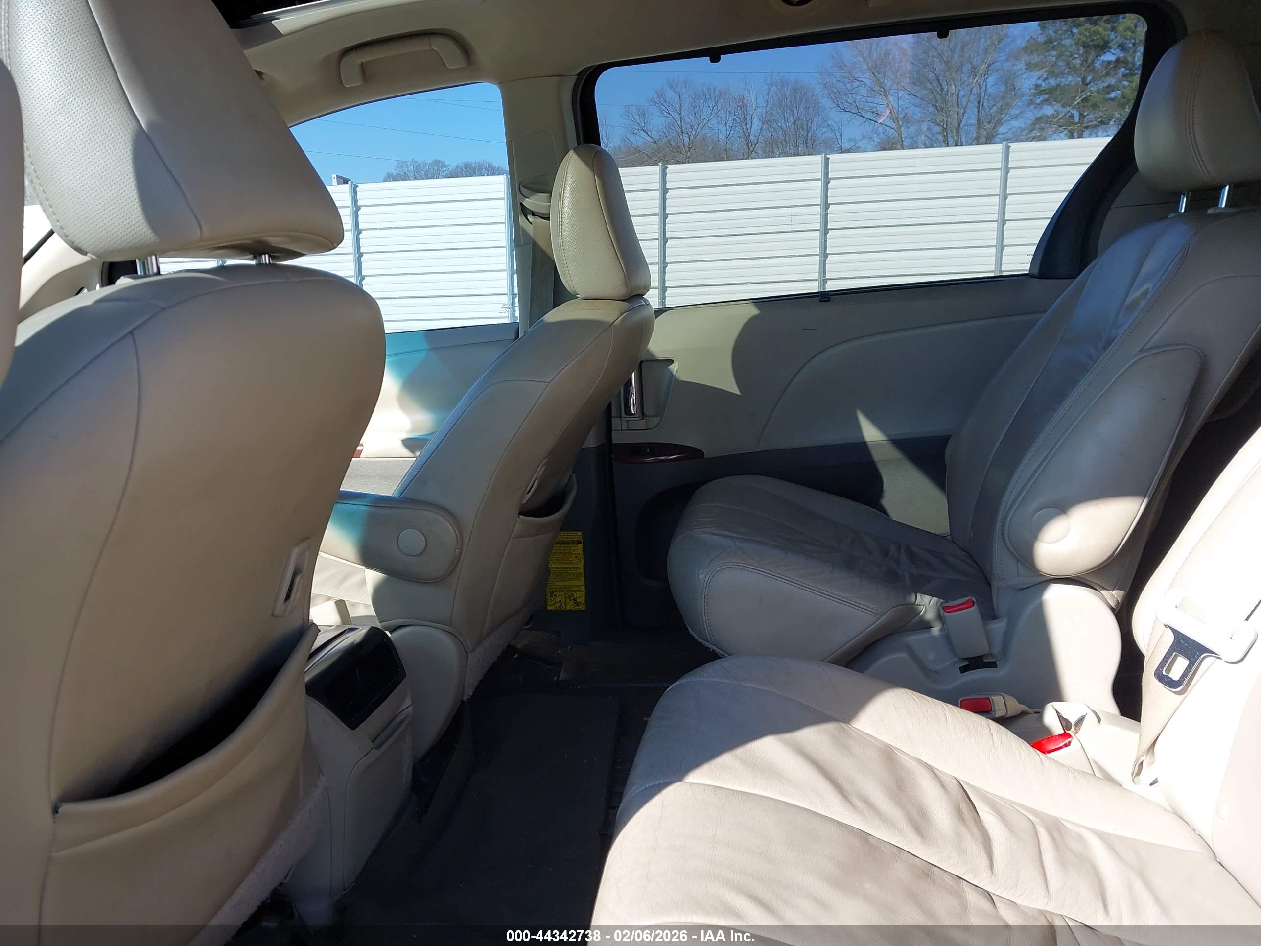TOYOTA SIENNA image 8