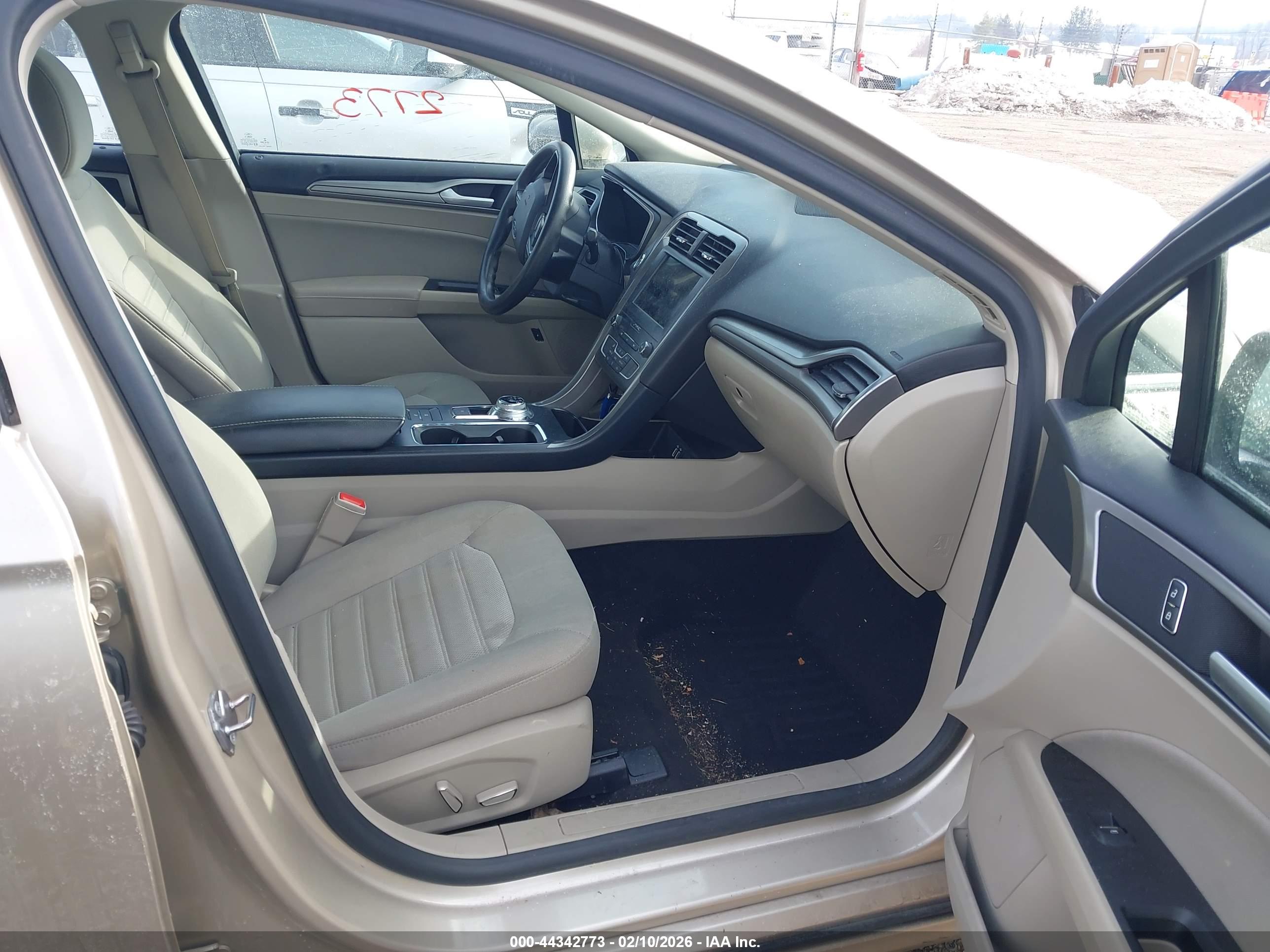FORD FUSION image 5