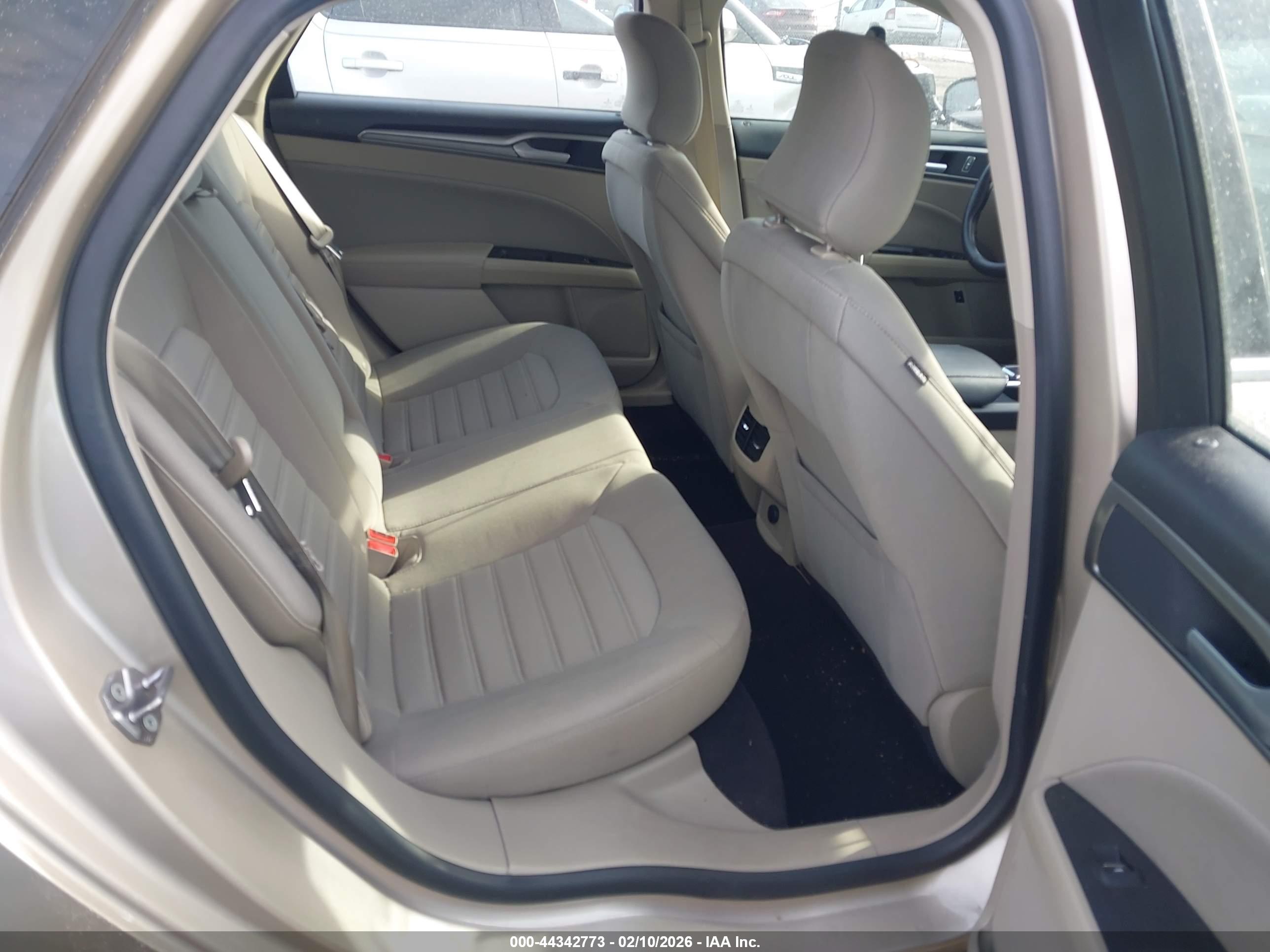 FORD FUSION image 8