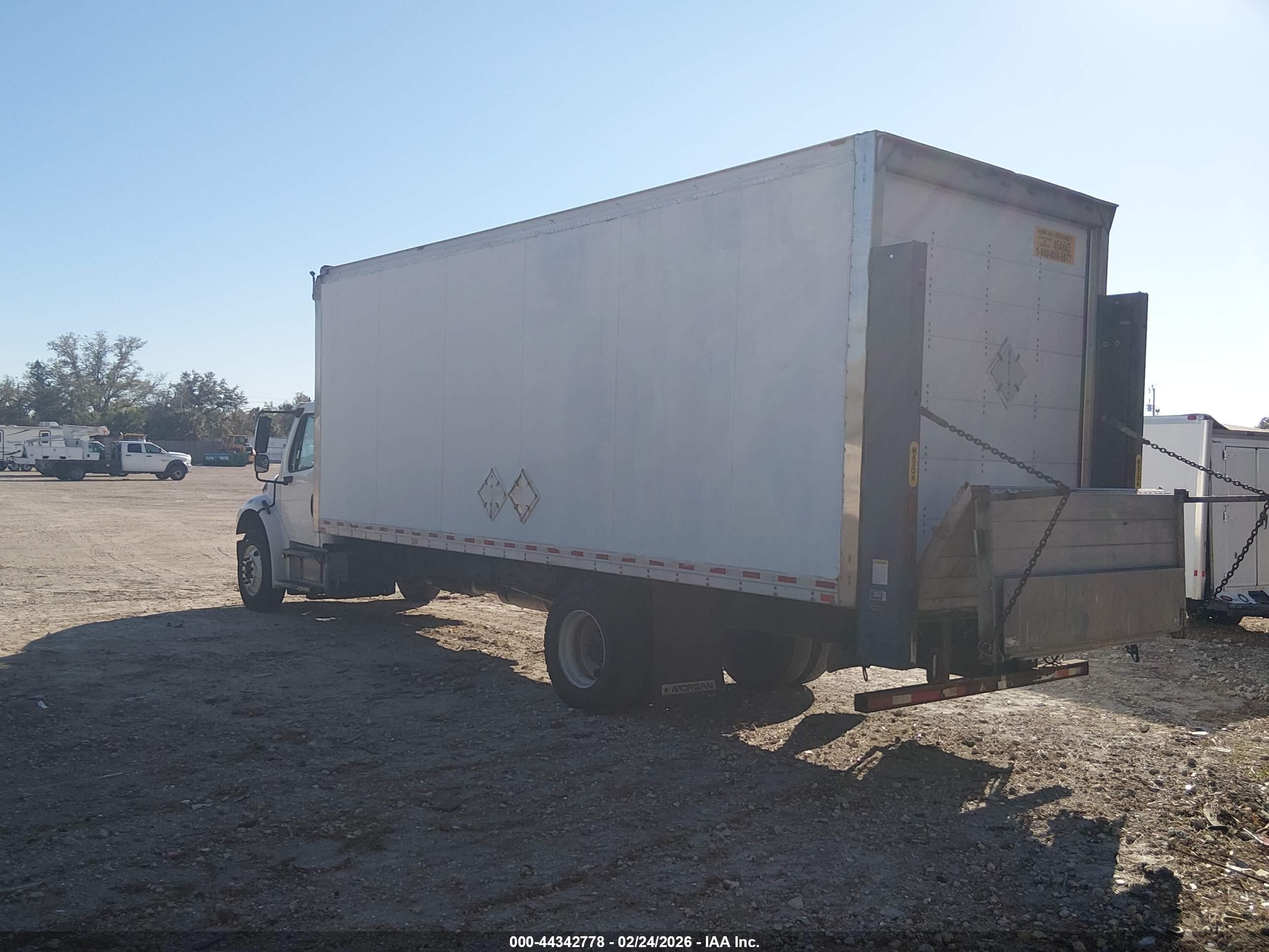 FREIGHTLINER M2 image 3