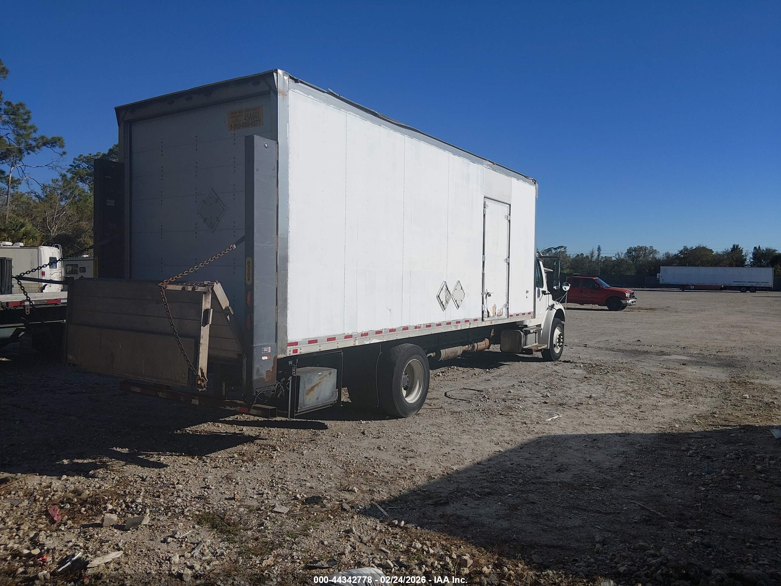FREIGHTLINER M2 image 4