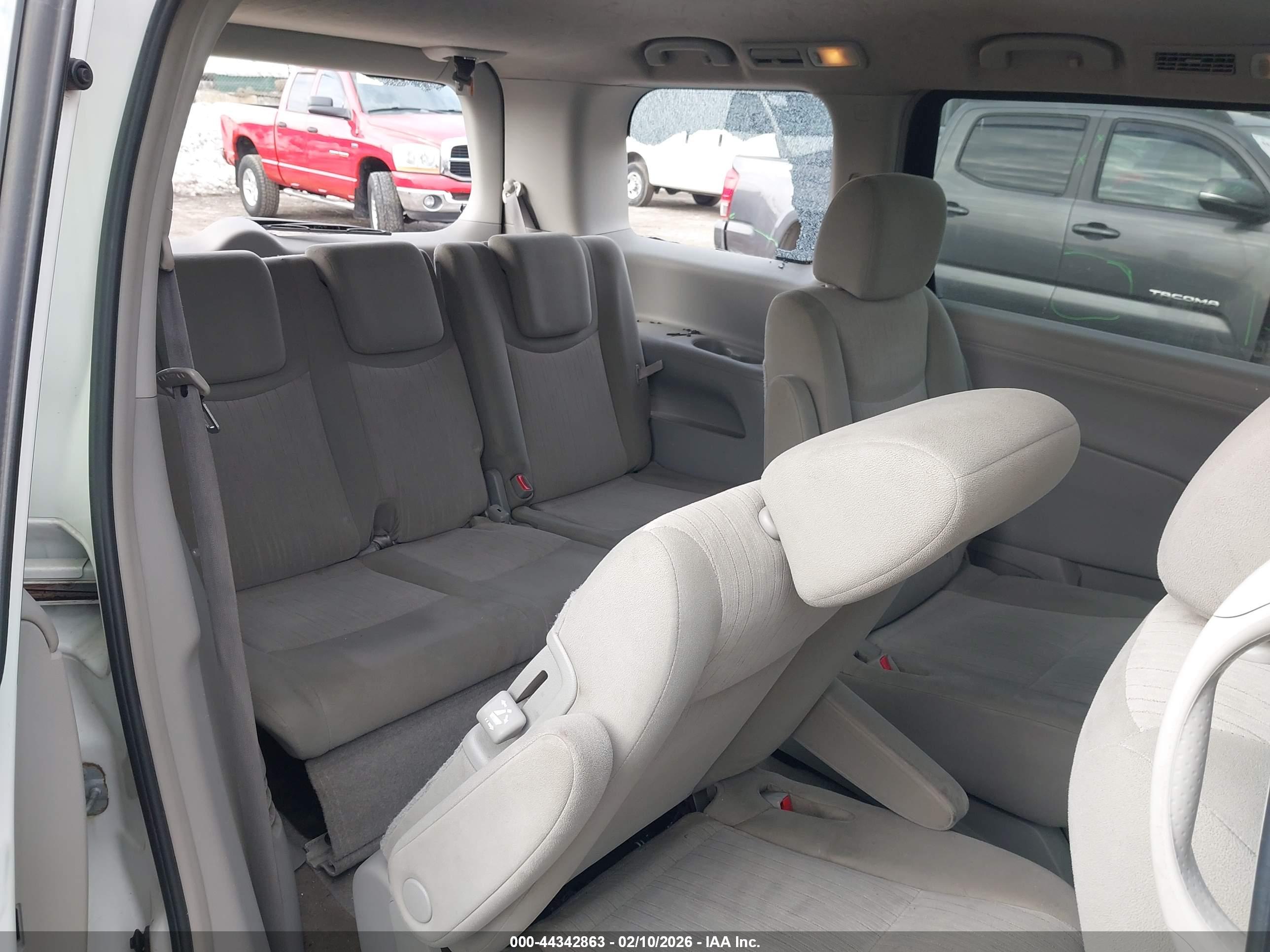 NISSAN QUEST image 8