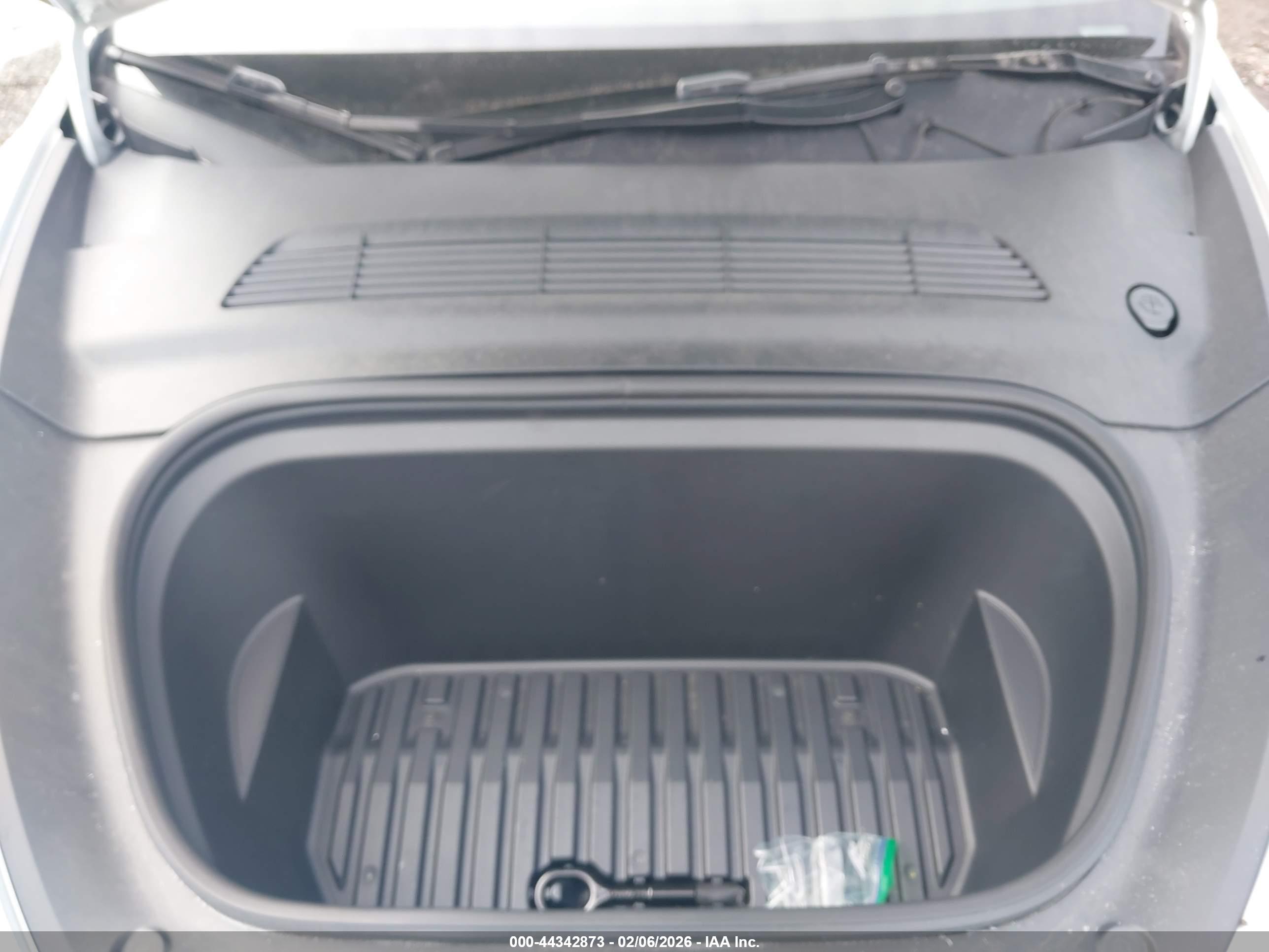 TESLA MODEL image 10