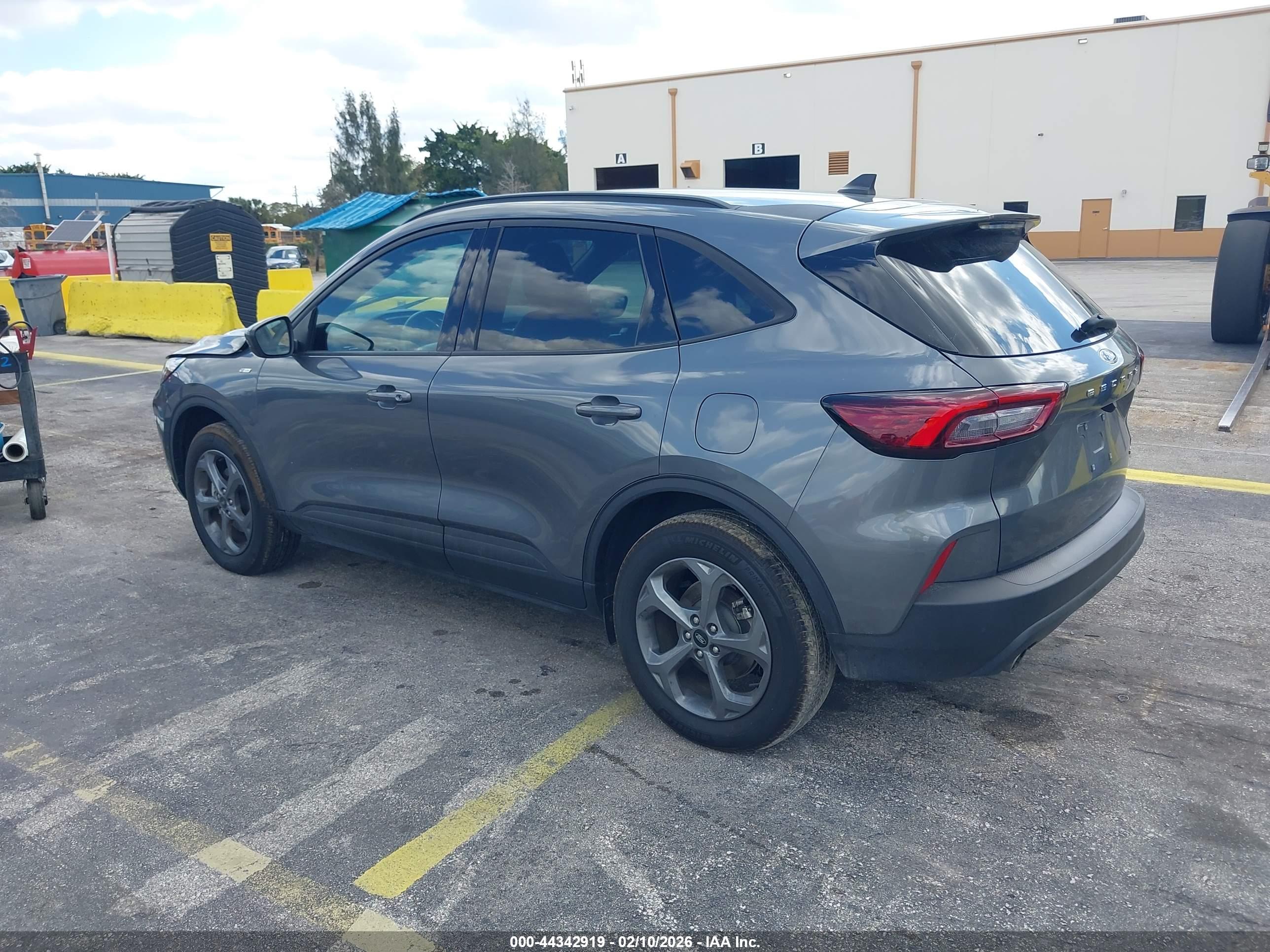 FORD ESCAPE image 3