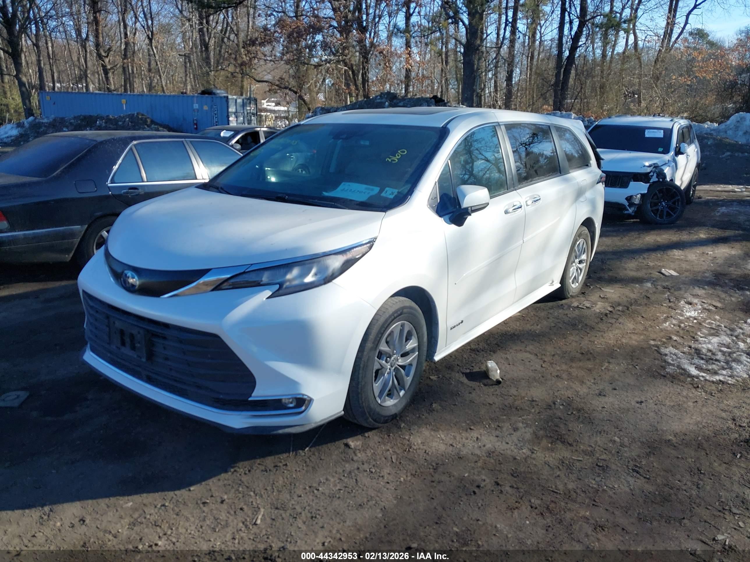 TOYOTA SIENNA image 2
