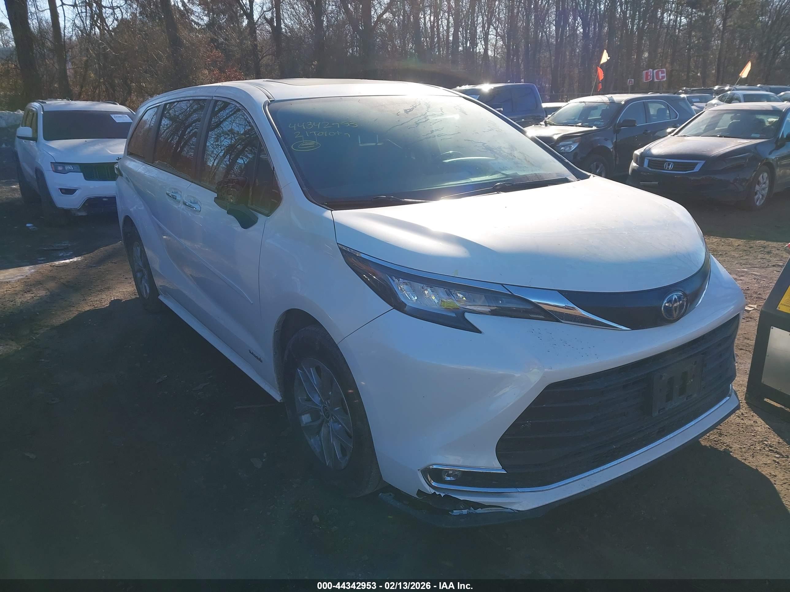 TOYOTA SIENNA image 6
