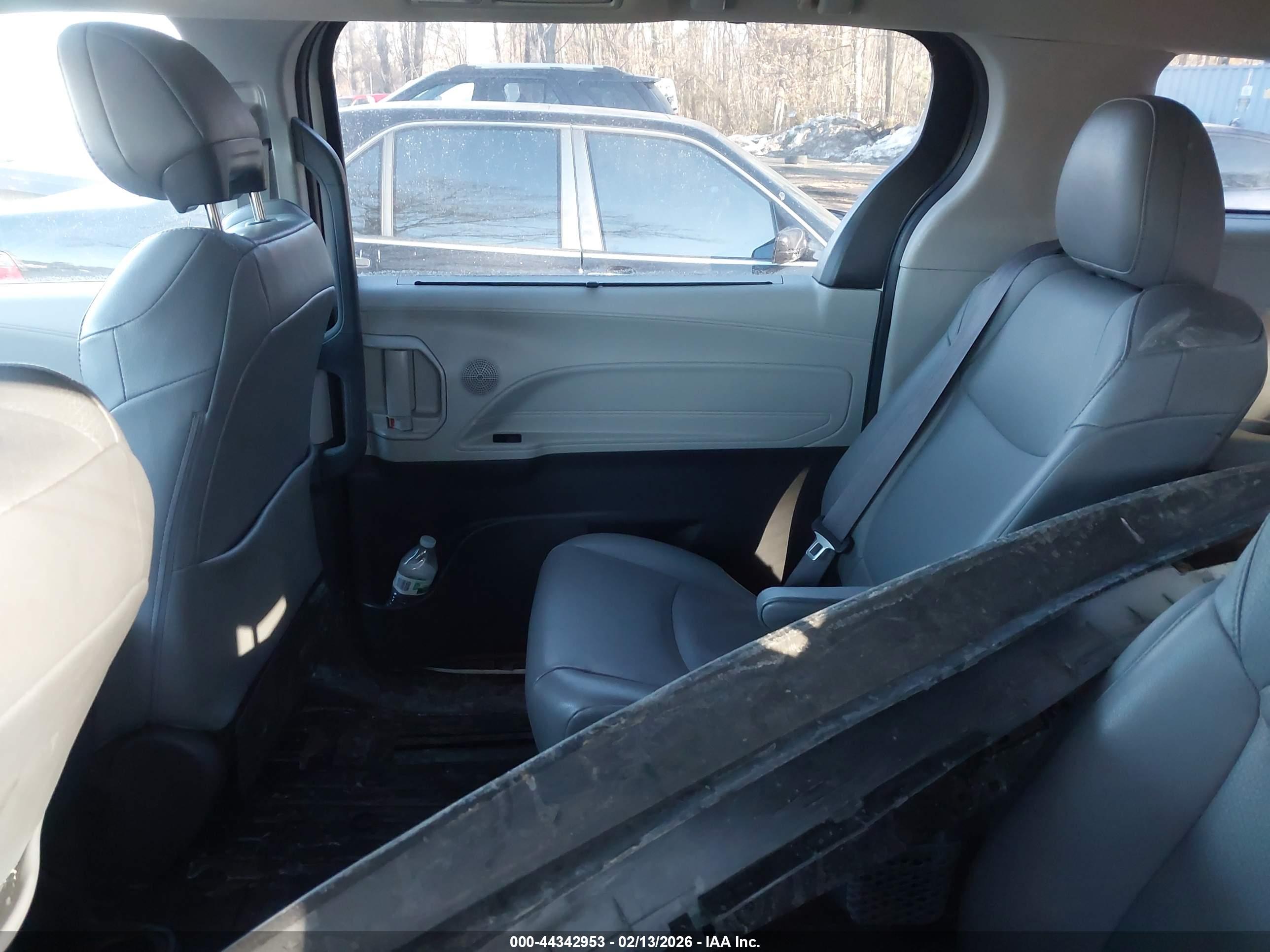 TOYOTA SIENNA image 8