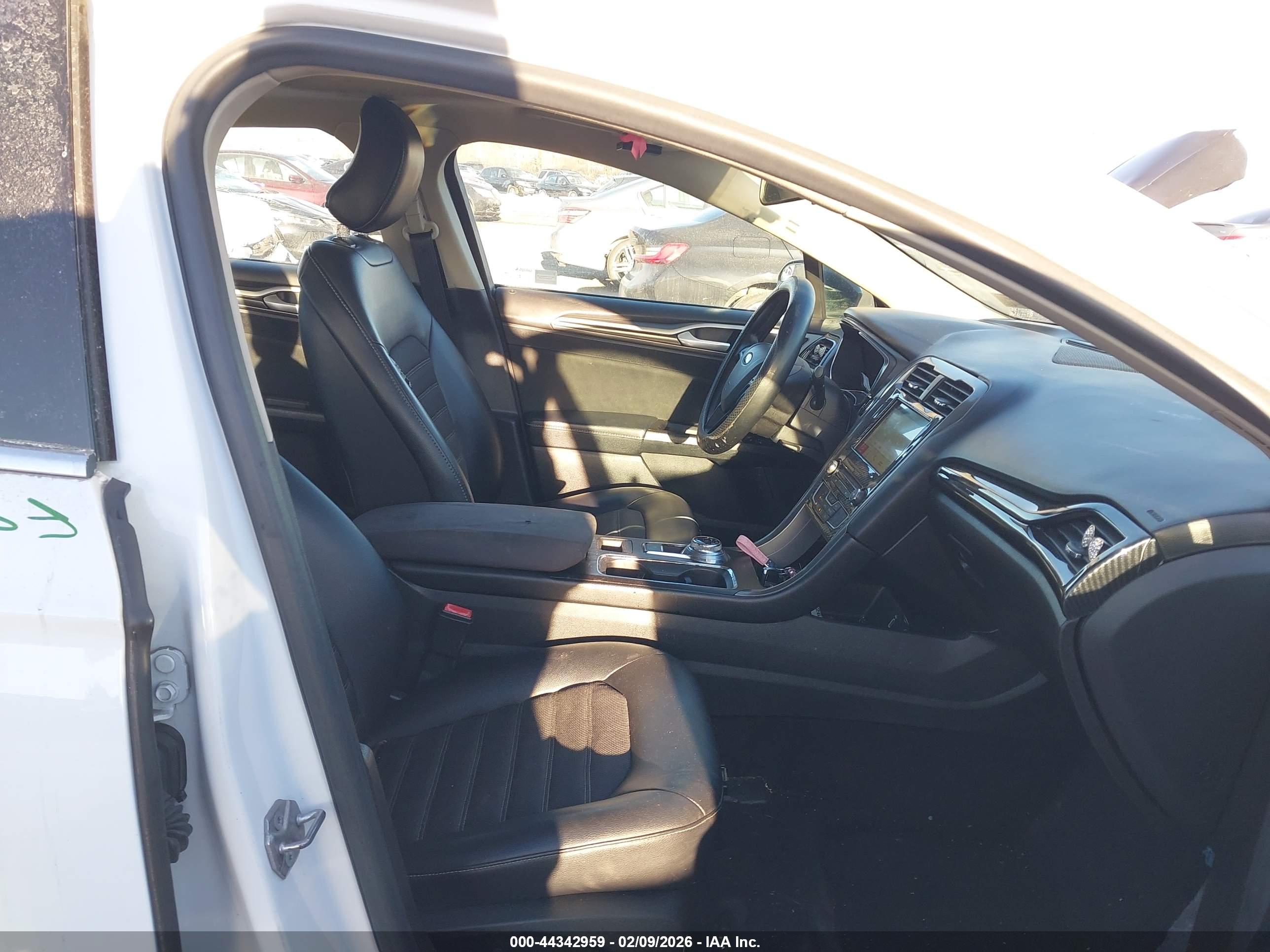 FORD FUSION image 5