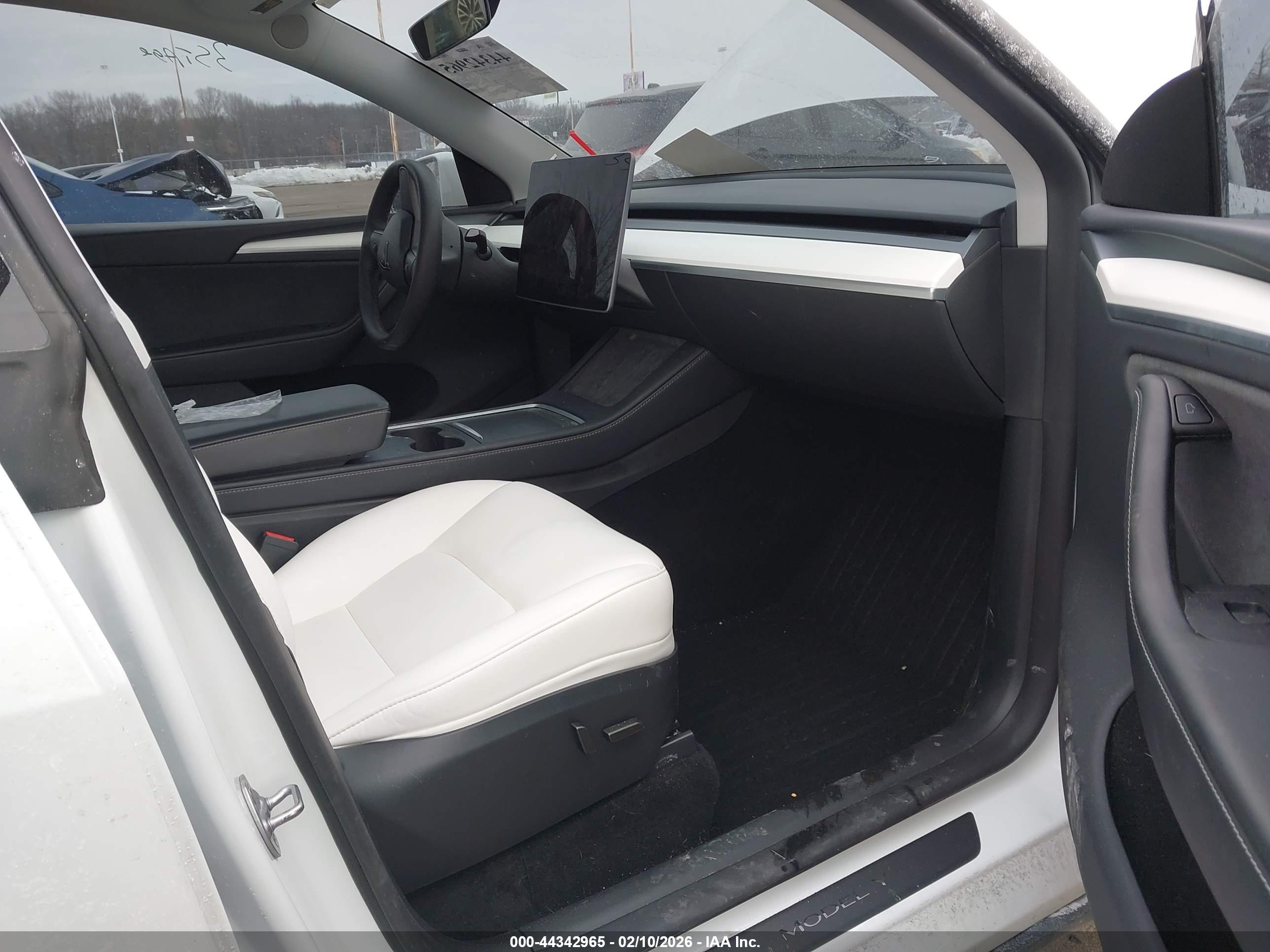 TESLA MODEL image 5