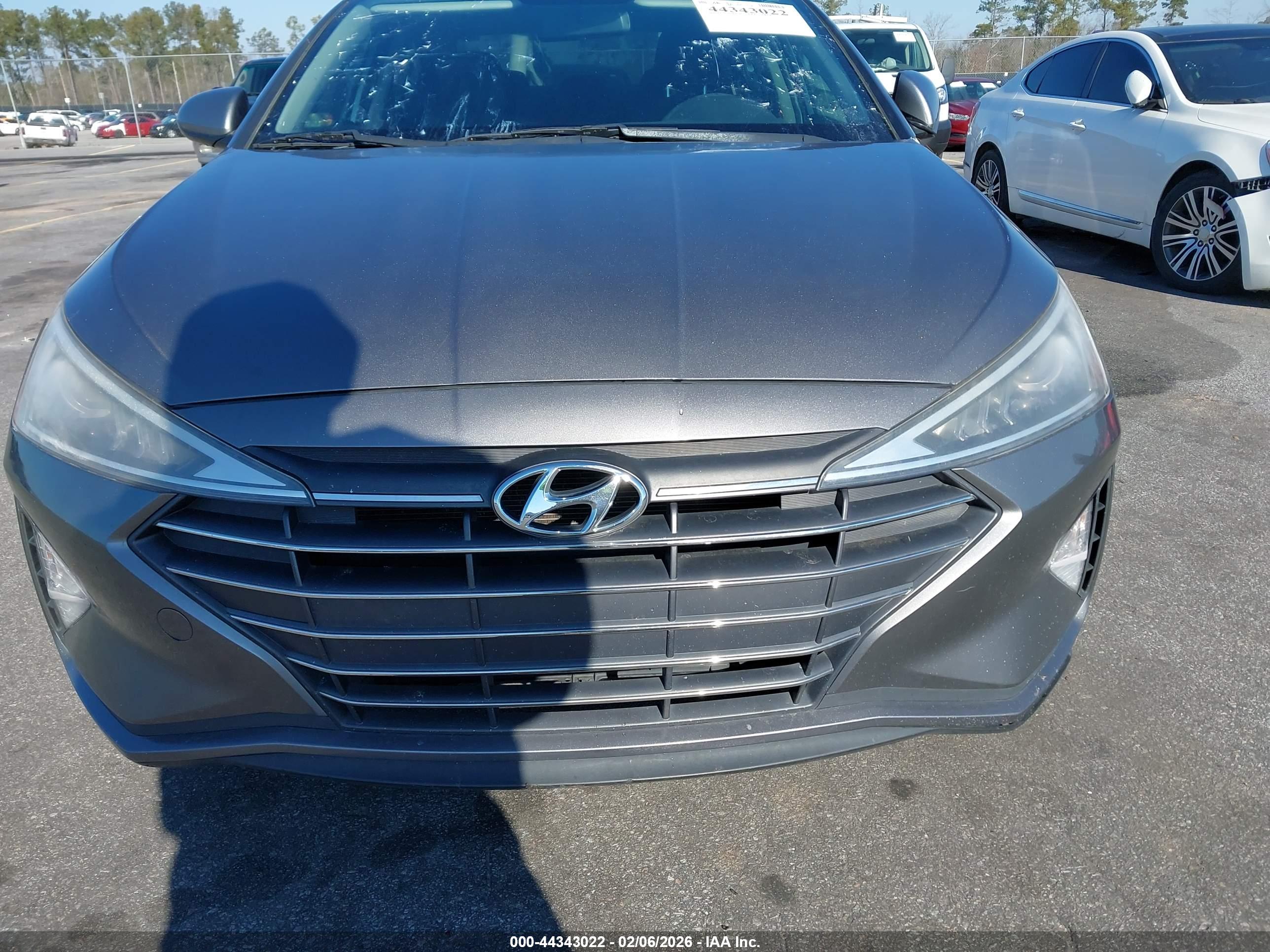 HYUNDAI ELANTRA image 6