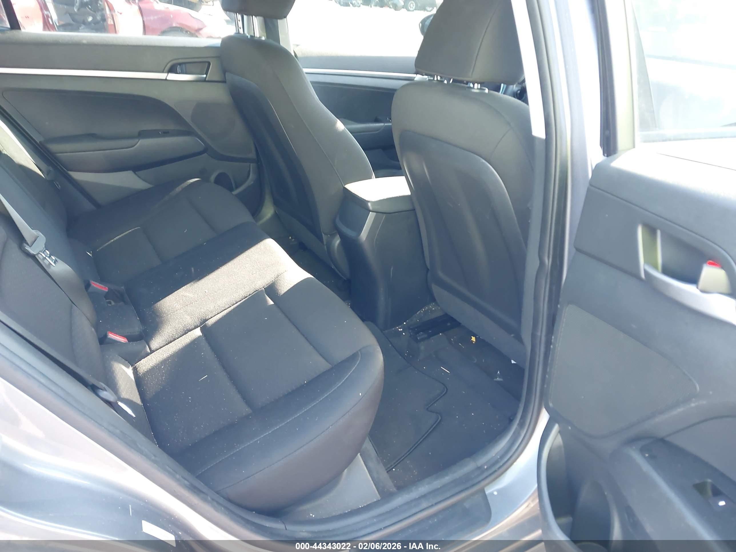 HYUNDAI ELANTRA image 8