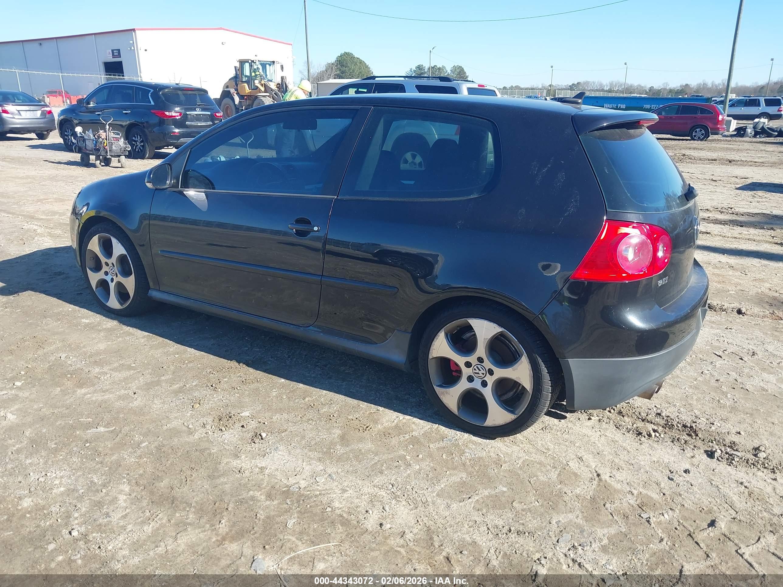 VOLKSWAGEN GTI image 3