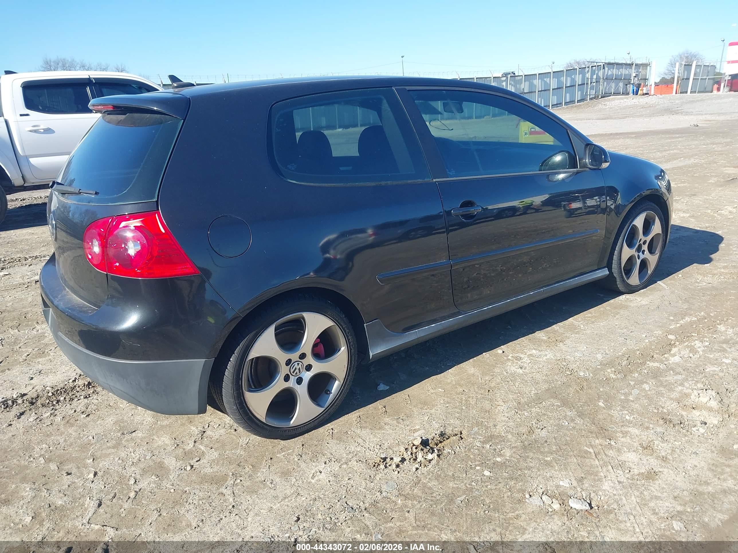 VOLKSWAGEN GTI image 4