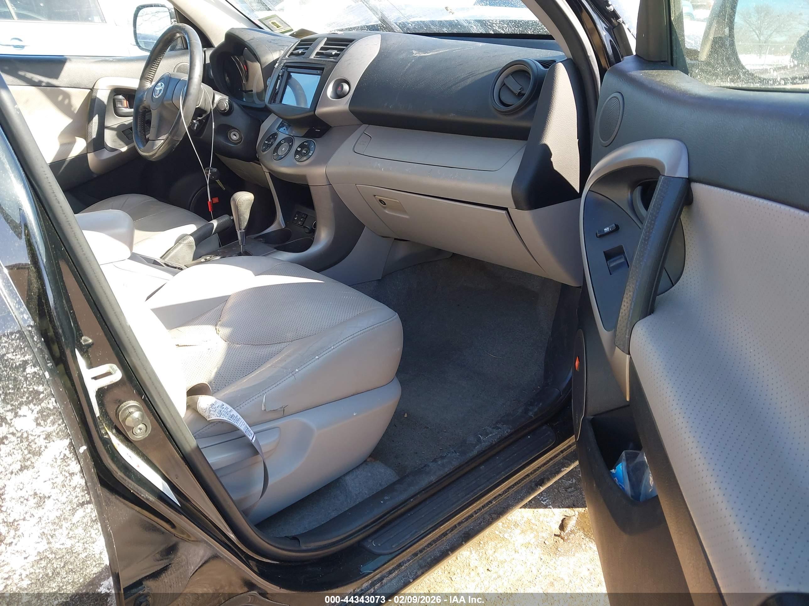 TOYOTA RAV4 image 5