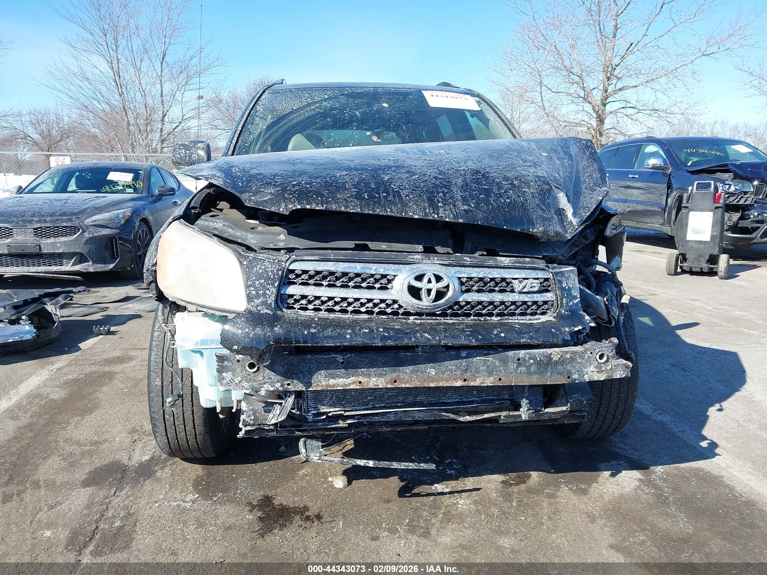 TOYOTA RAV4 image 6