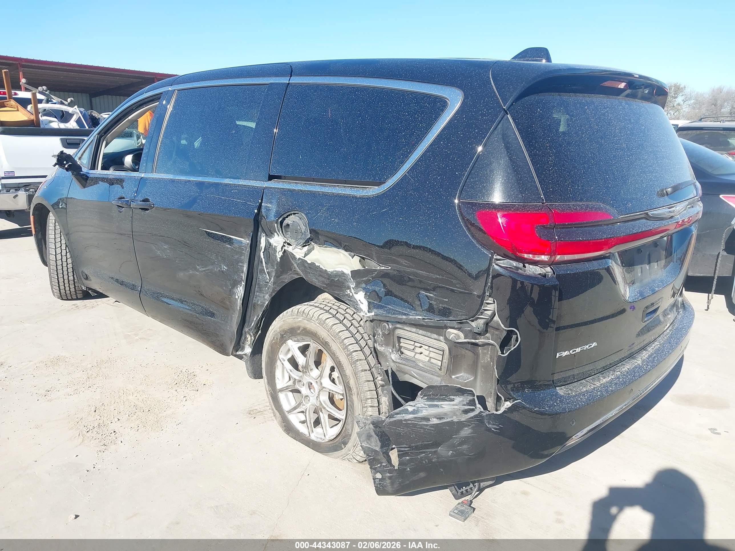 CHRYSLER PACIFICA image 3