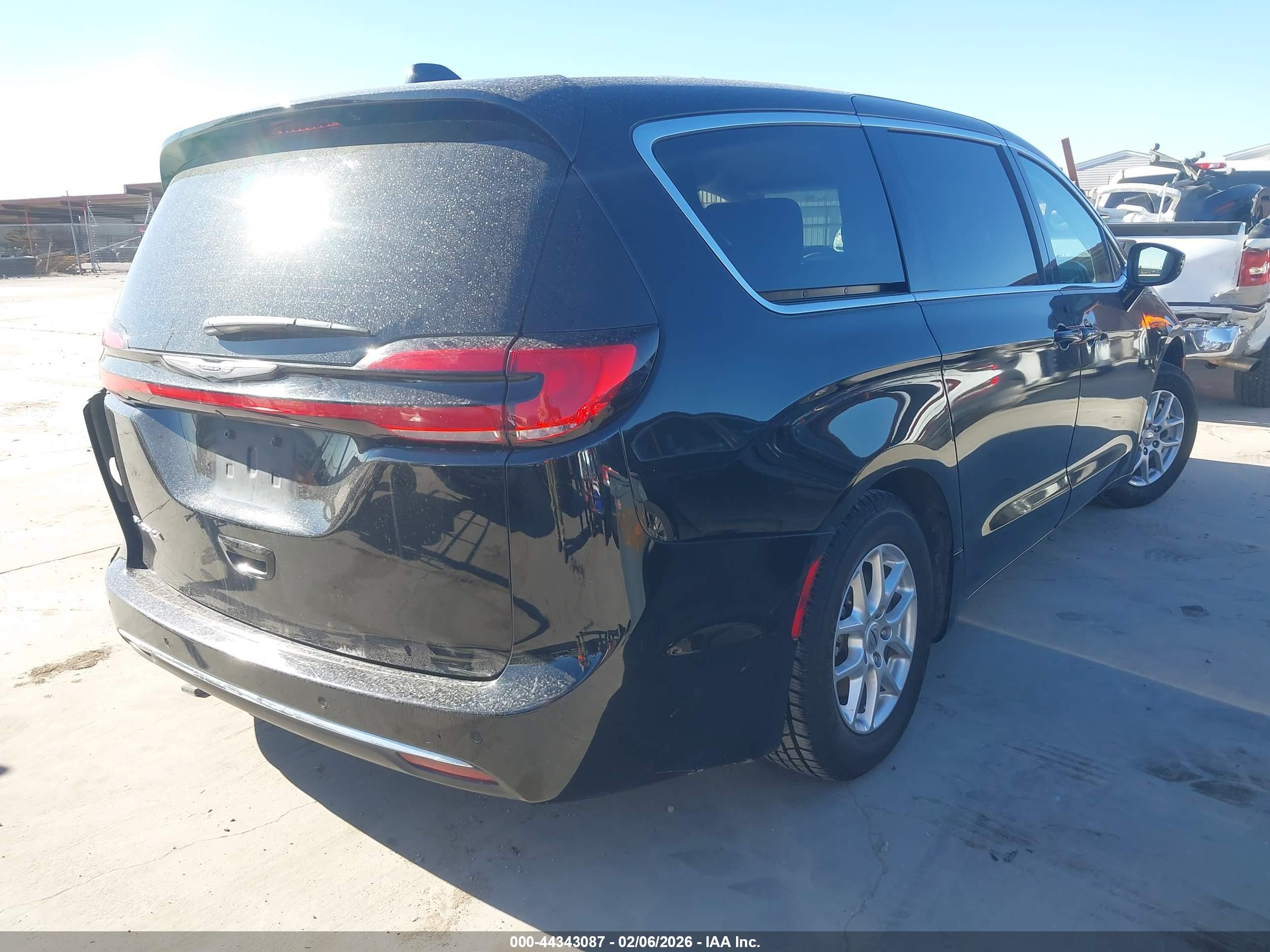 CHRYSLER PACIFICA image 4
