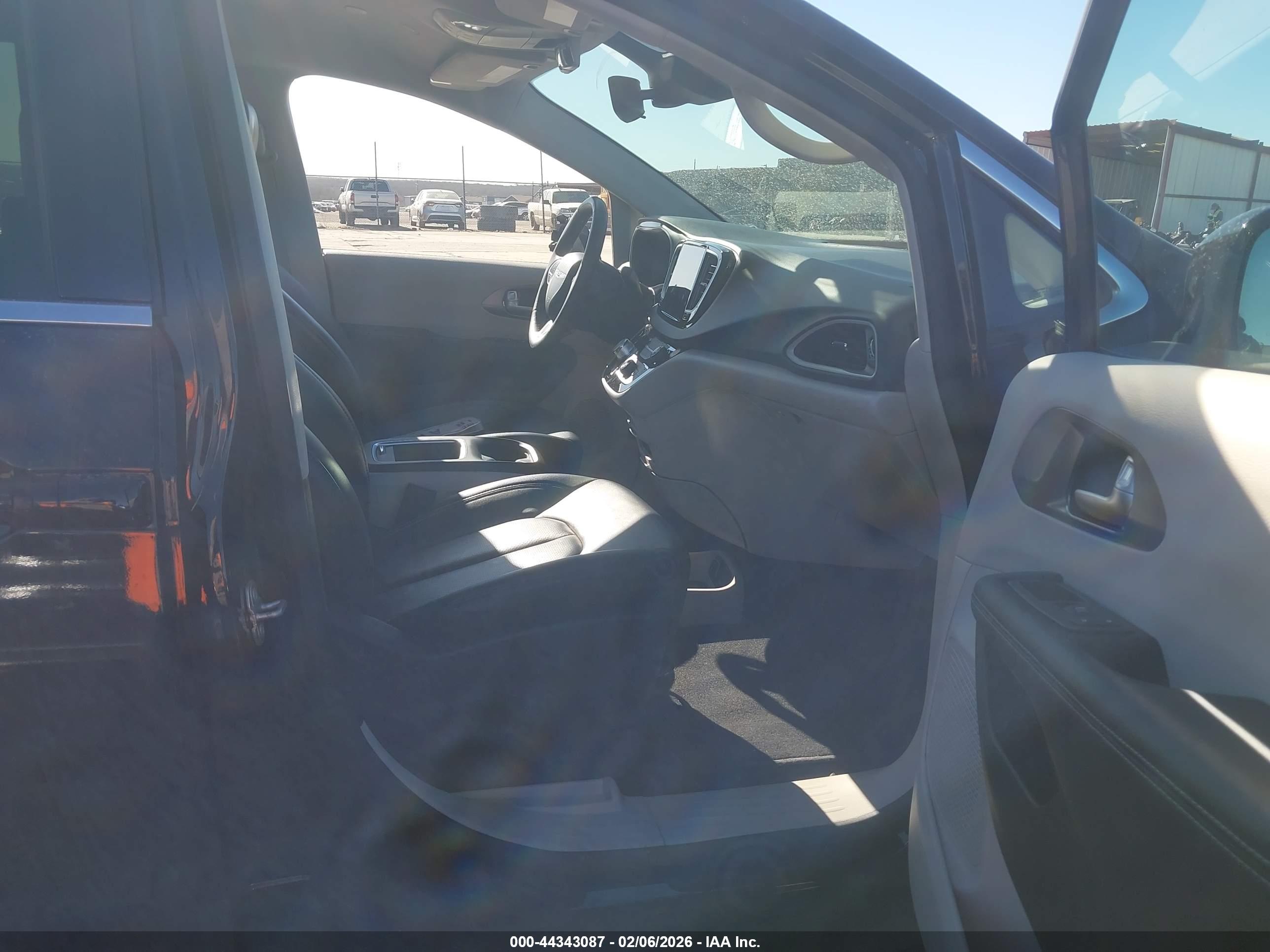 CHRYSLER PACIFICA image 5