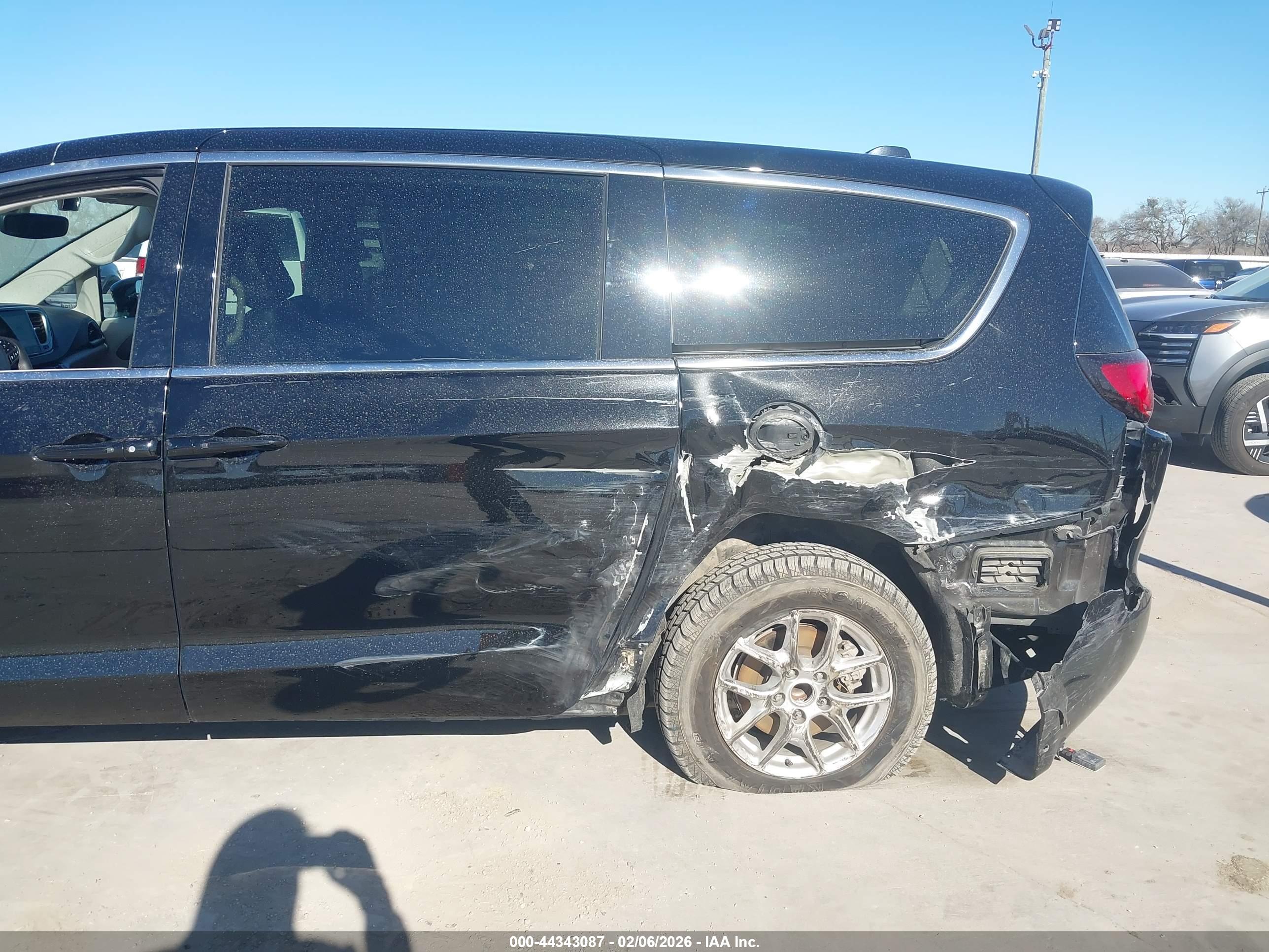 CHRYSLER PACIFICA image 6