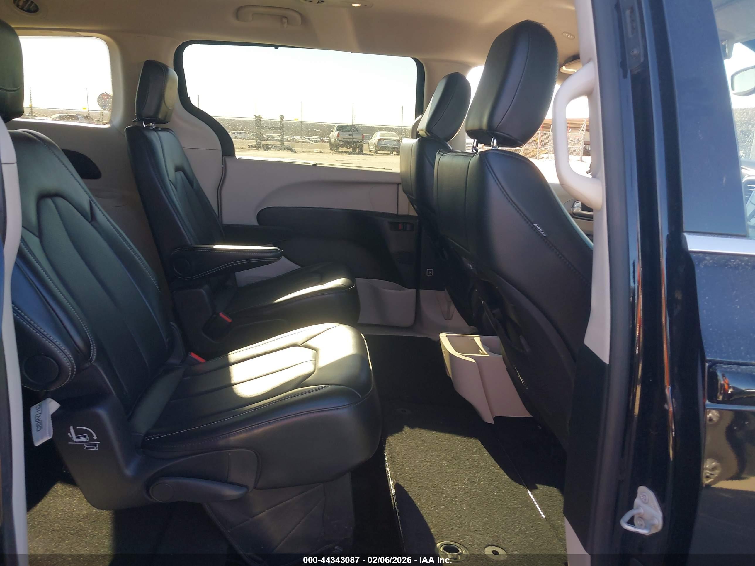 CHRYSLER PACIFICA image 8