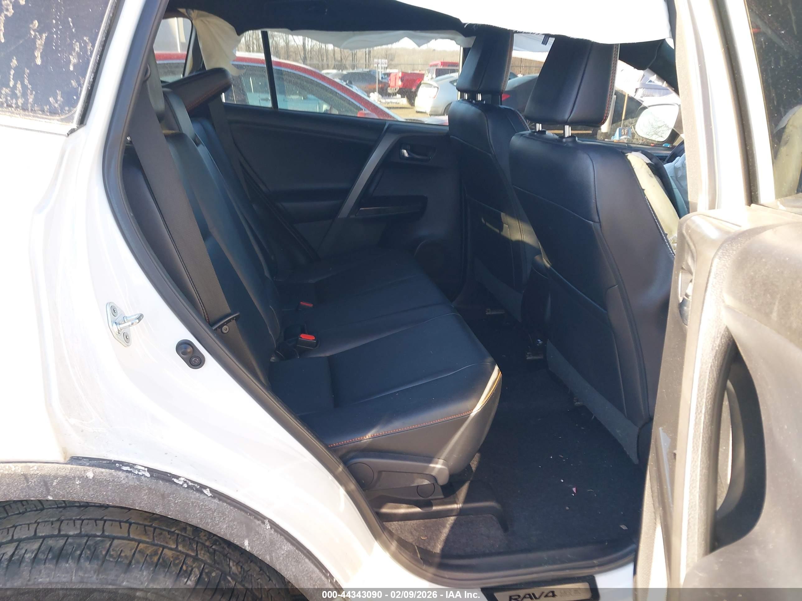 TOYOTA RAV4 image 8