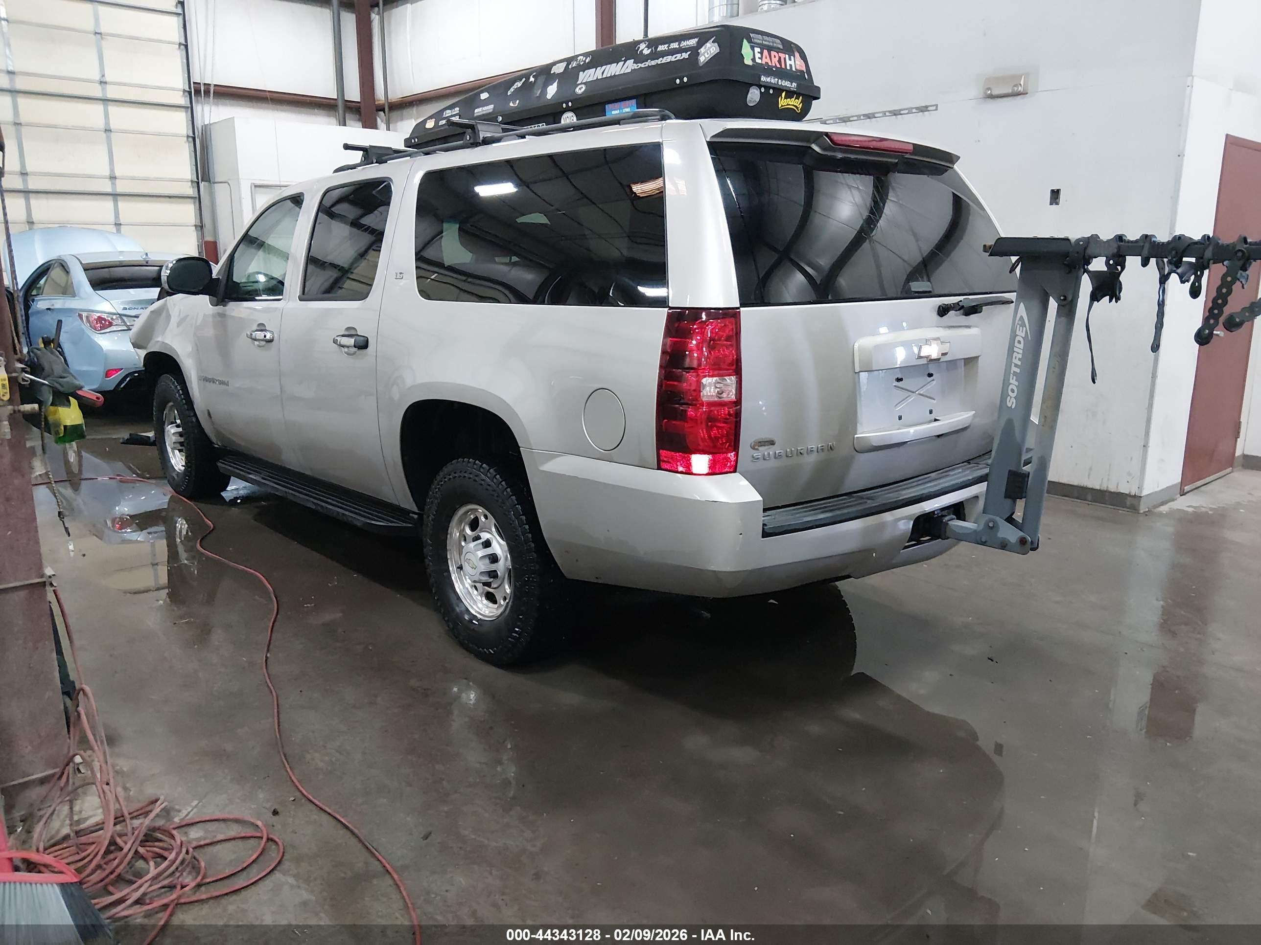 CHEVROLET SUBURBAN image 3