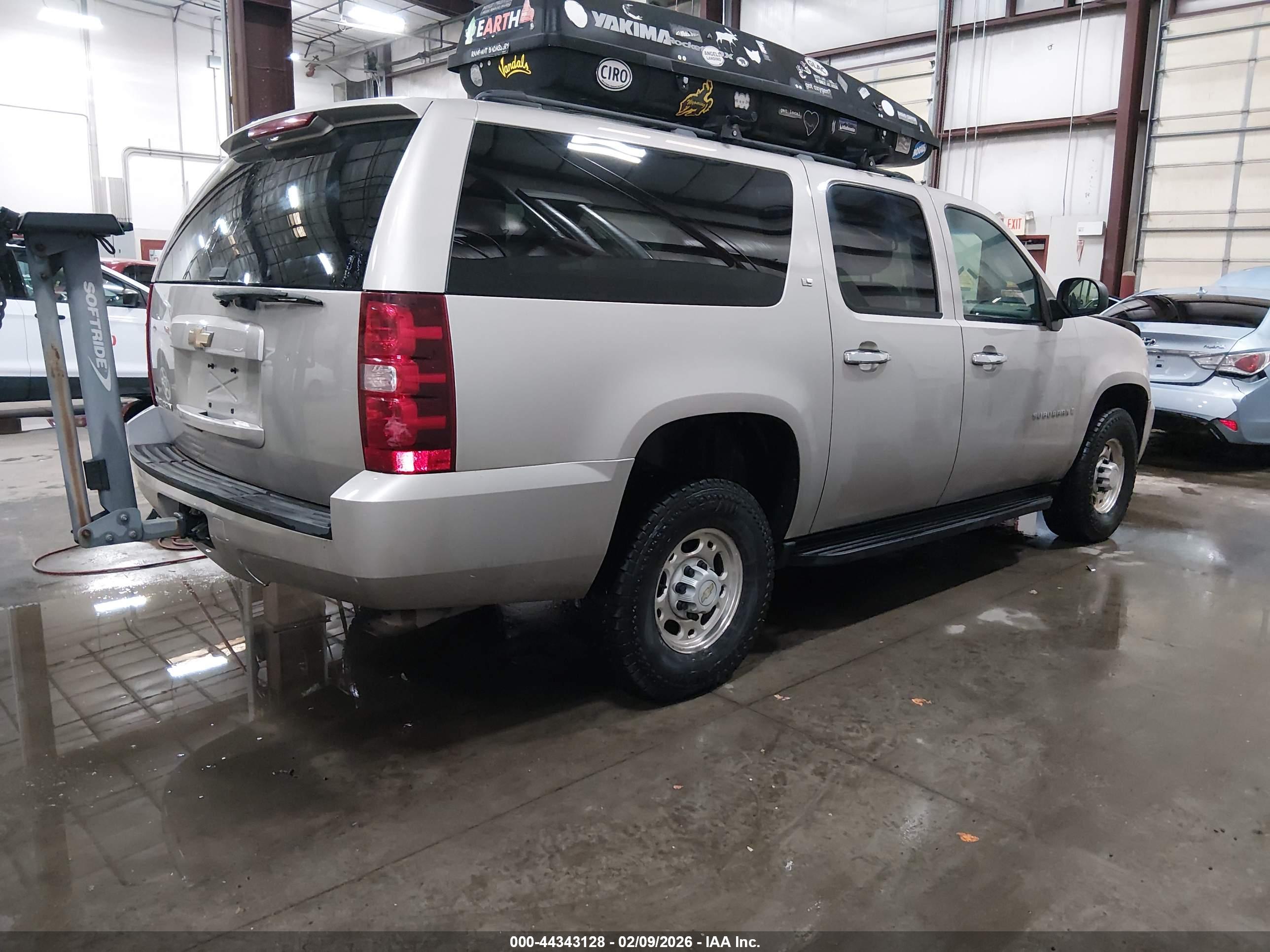 CHEVROLET SUBURBAN image 4