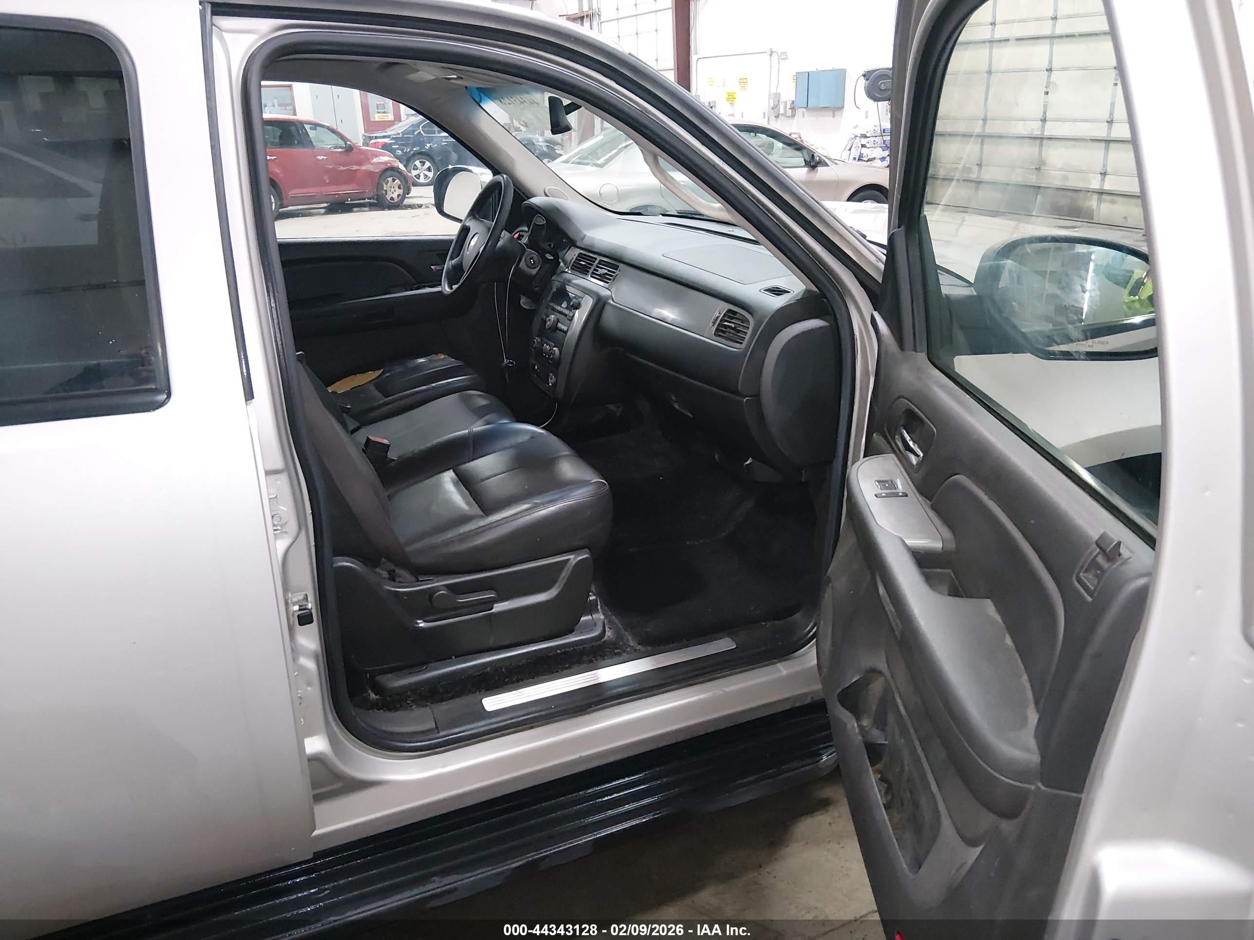 CHEVROLET SUBURBAN image 5