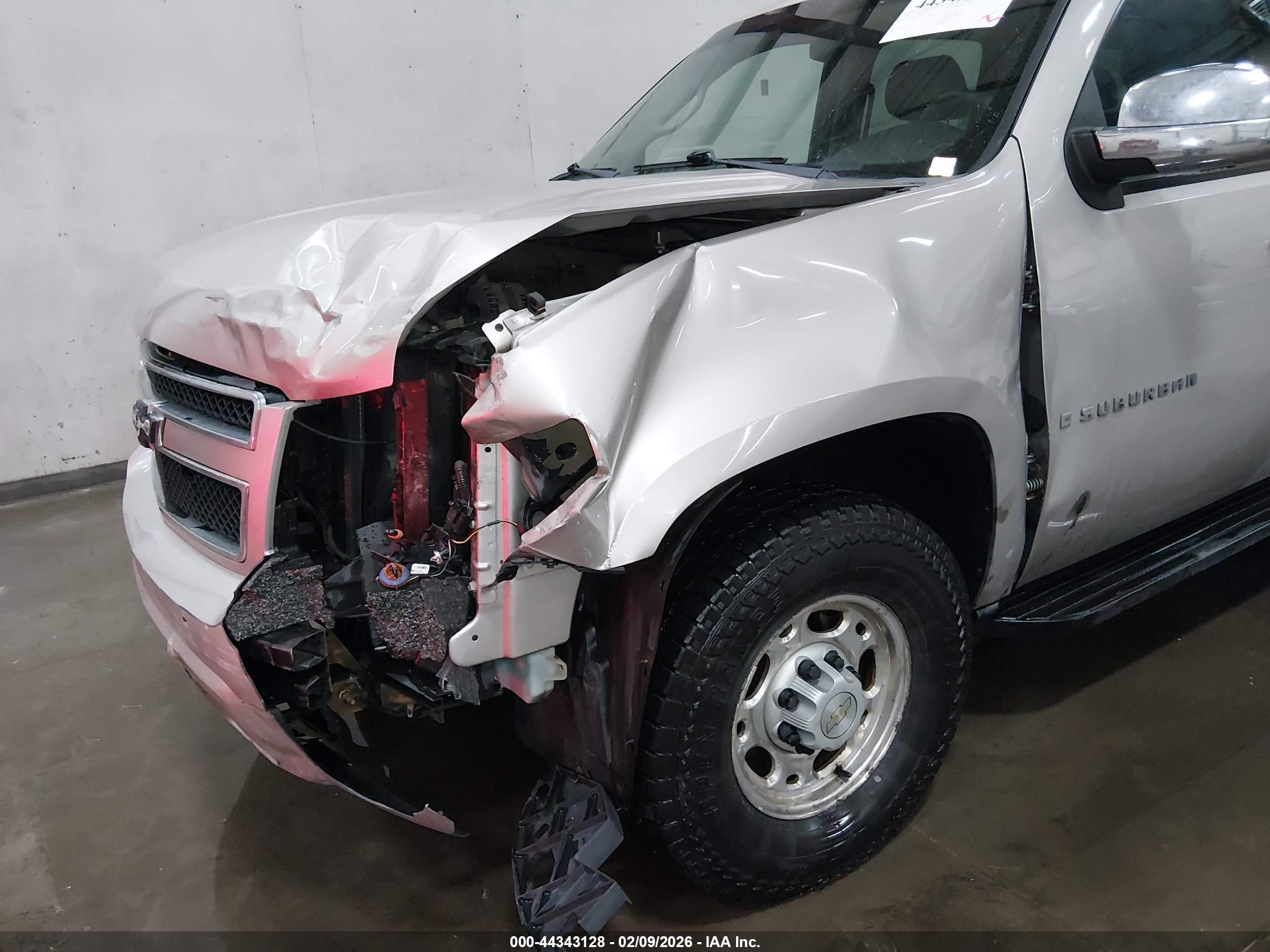 CHEVROLET SUBURBAN image 6