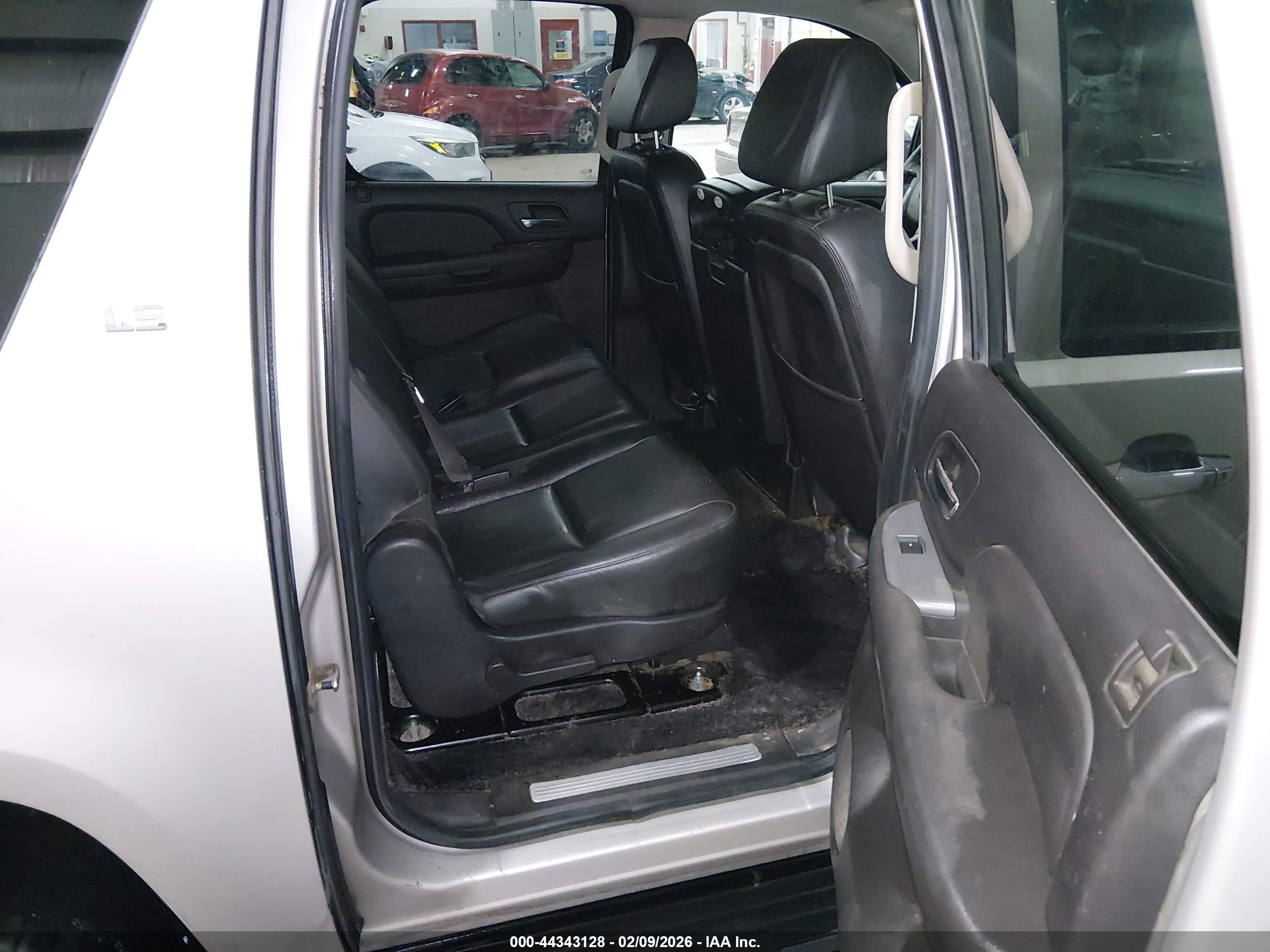 CHEVROLET SUBURBAN image 8