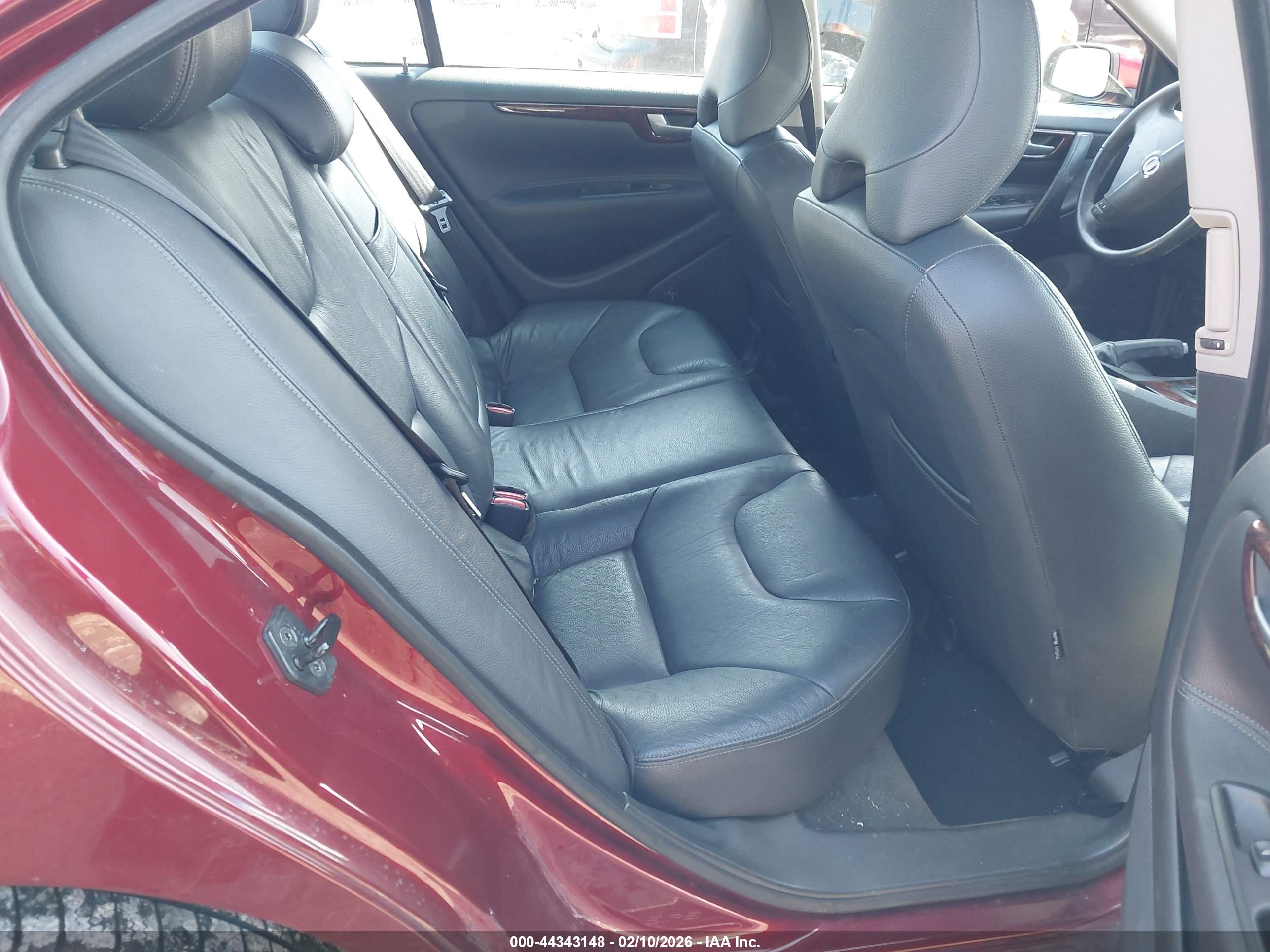 VOLVO S60 image 8