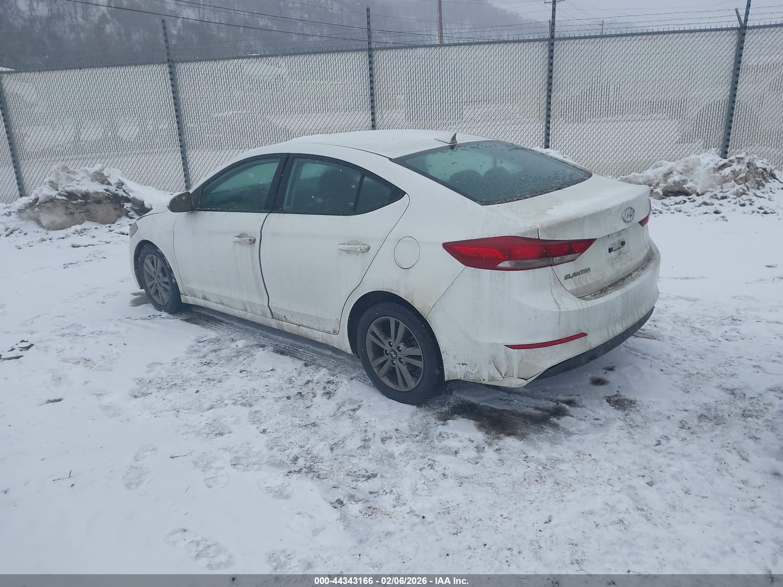HYUNDAI ELANTRA image 3