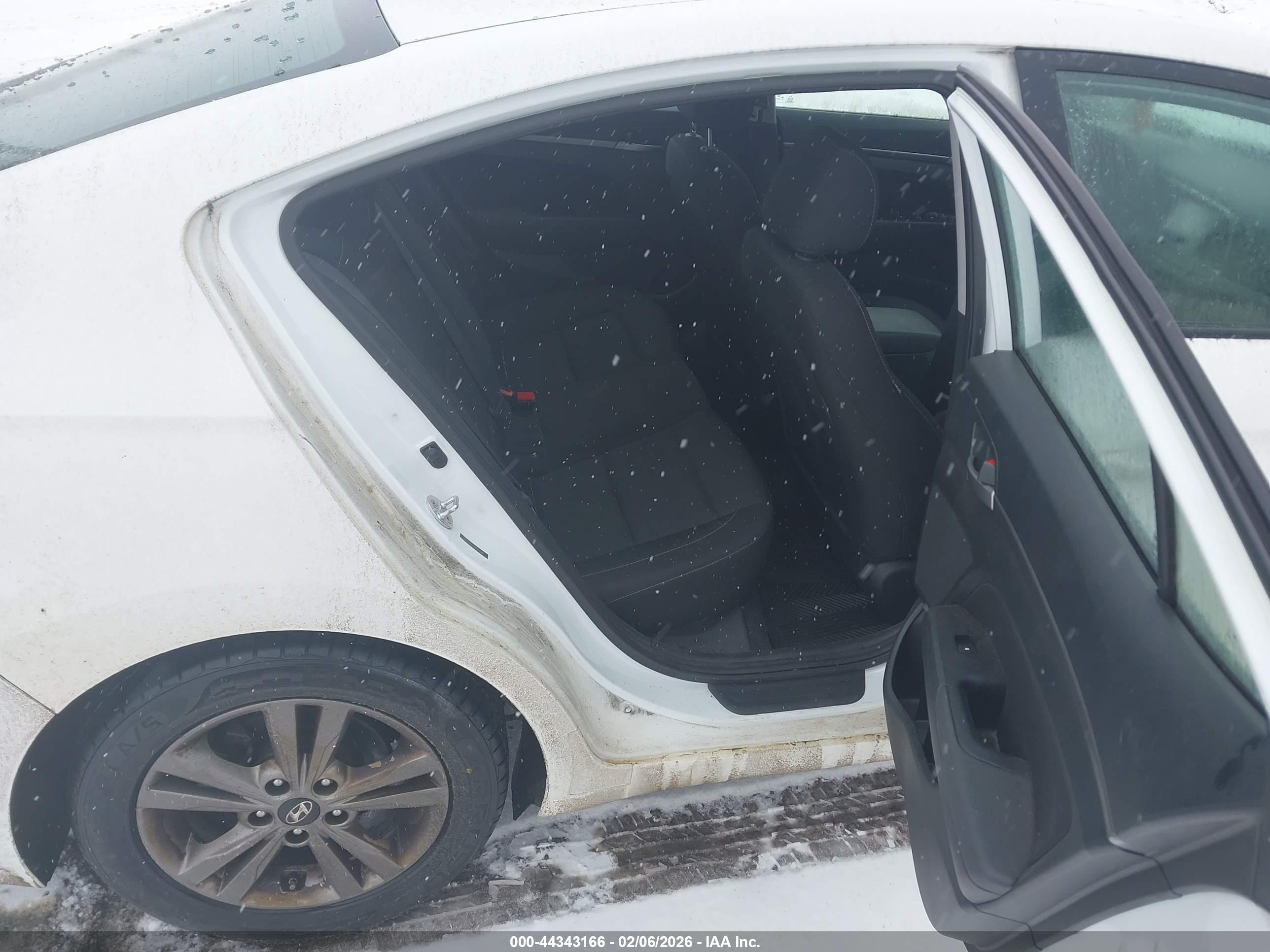 HYUNDAI ELANTRA image 8