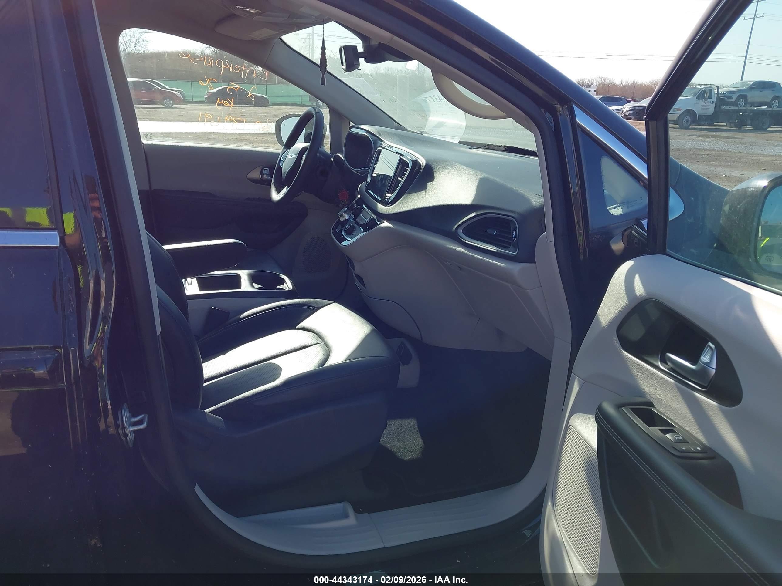 CHRYSLER PACIFICA image 5