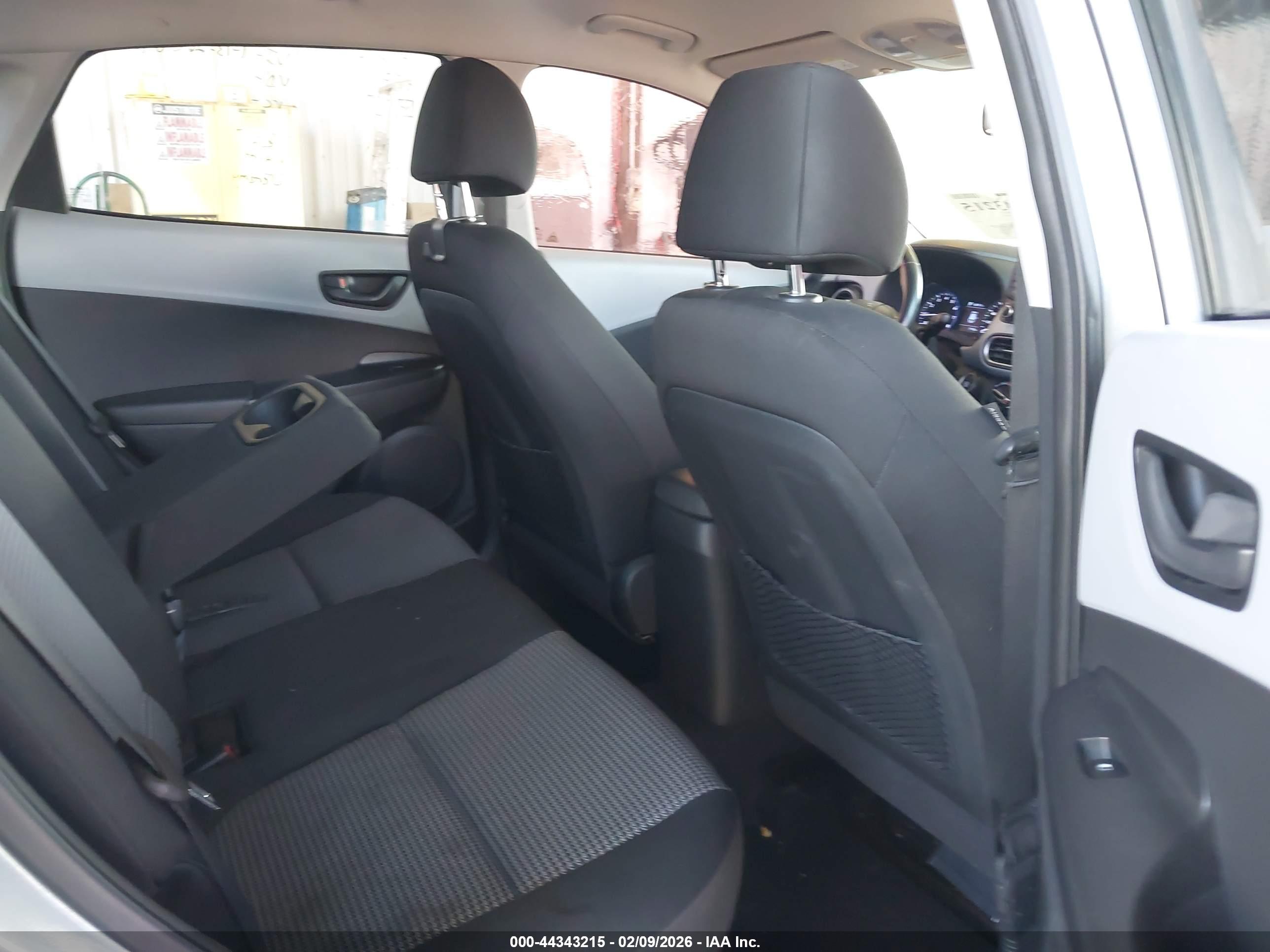 HYUNDAI KONA image 8