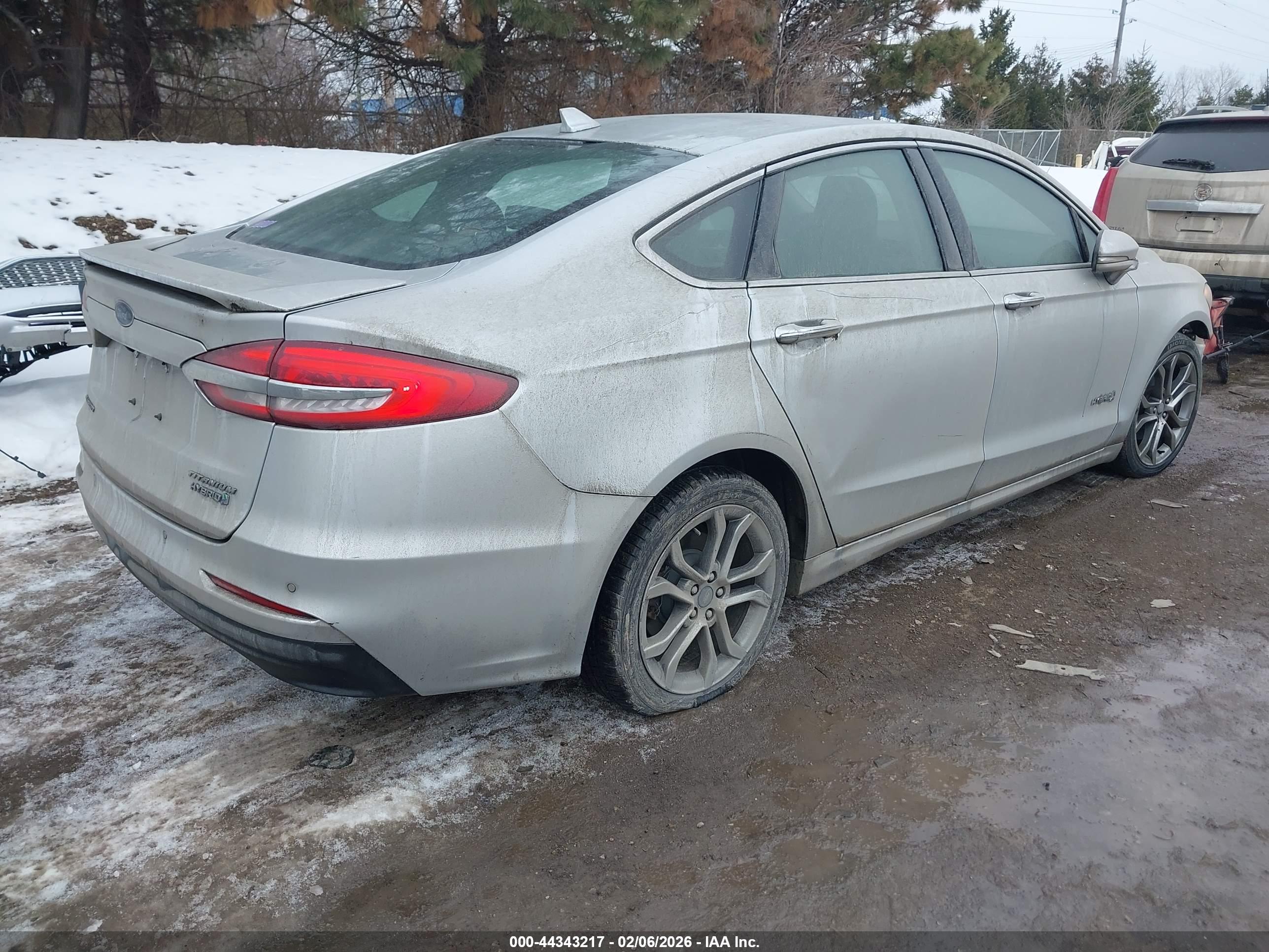 FORD FUSION image 4