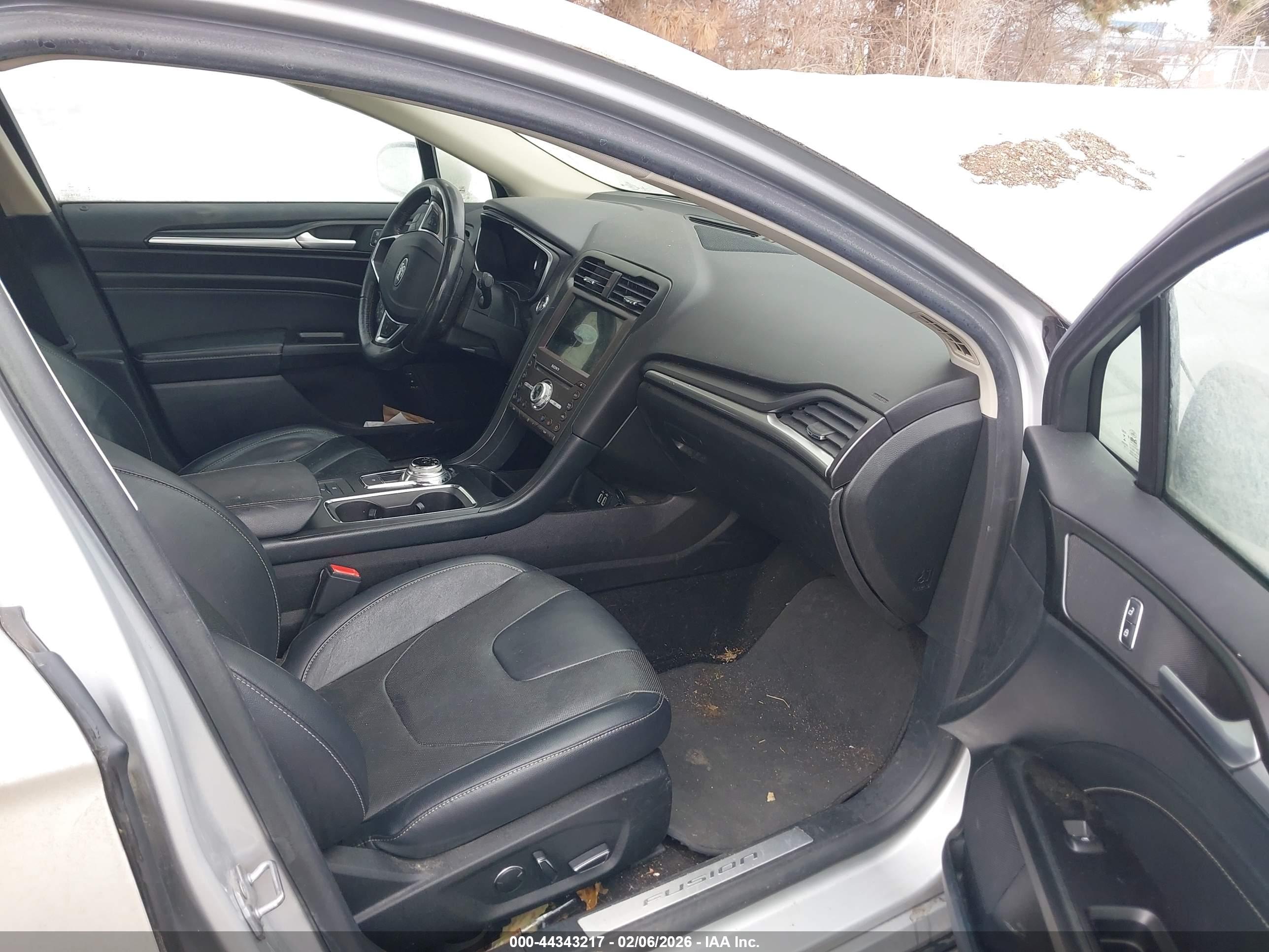FORD FUSION image 5