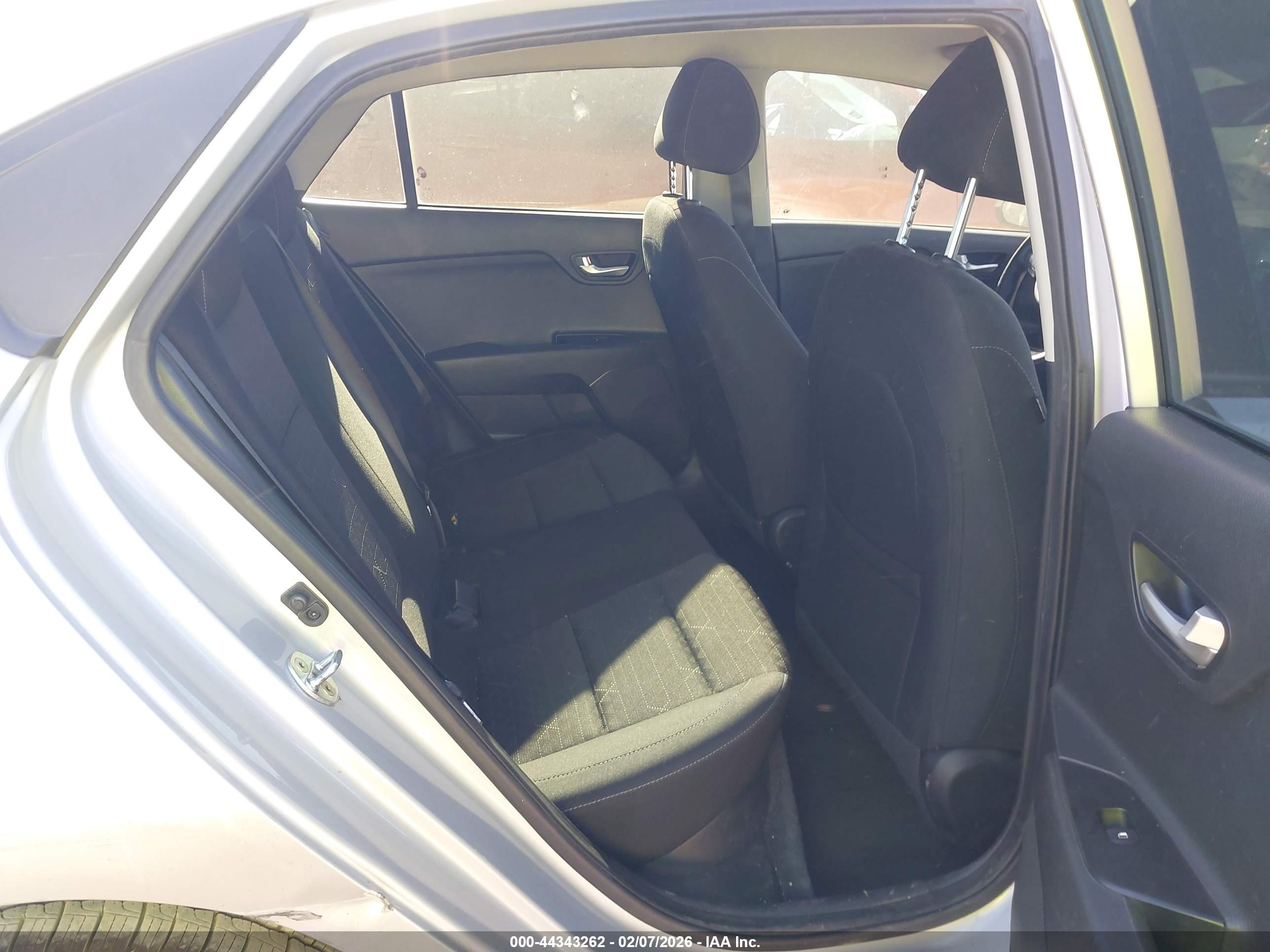 KIA RIO image 8