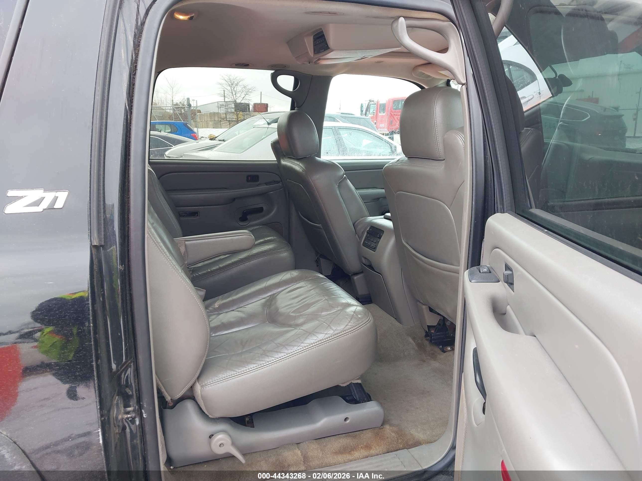 CHEVROLET SUBURBAN image 8