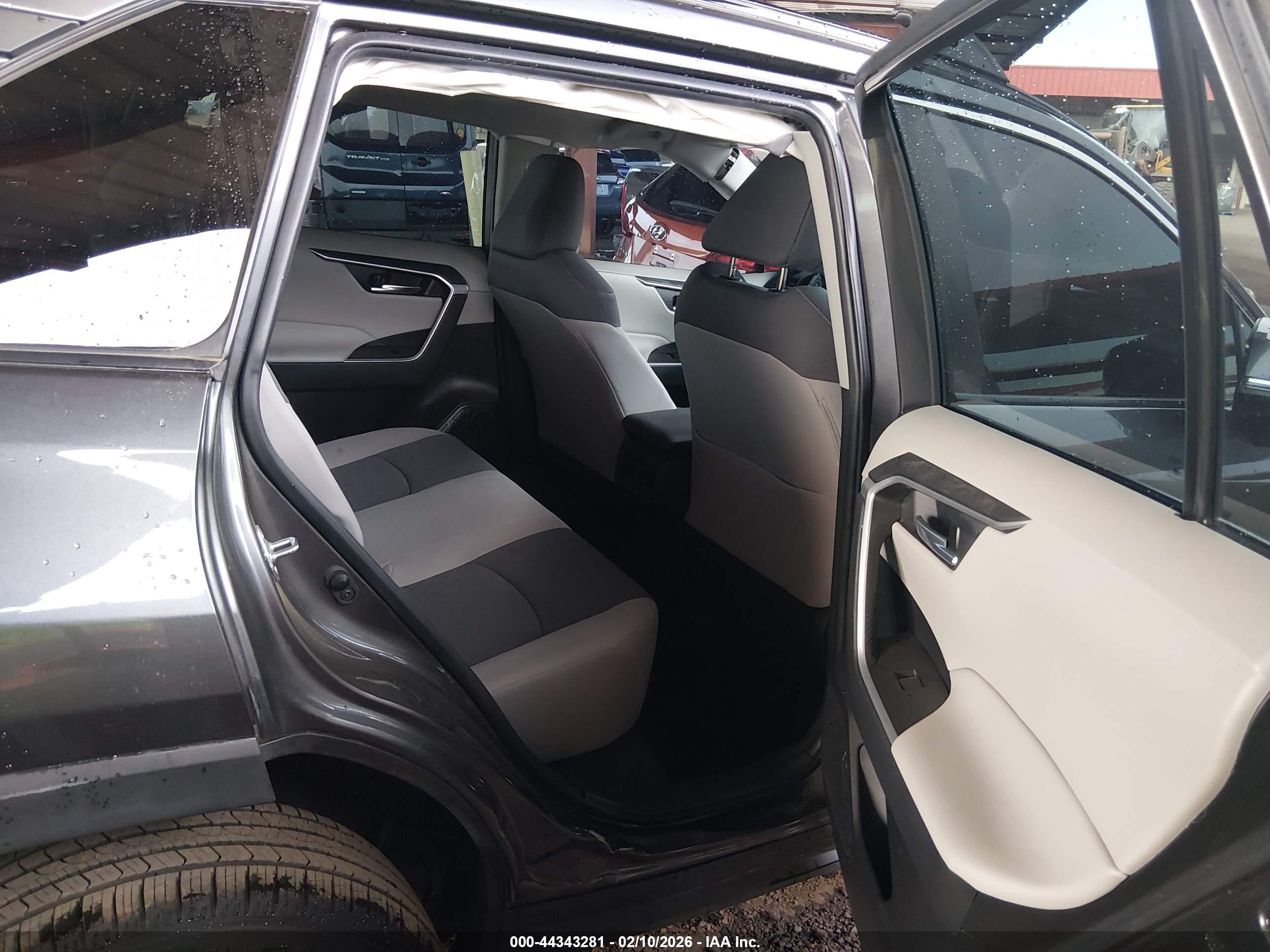 TOYOTA RAV4 image 8