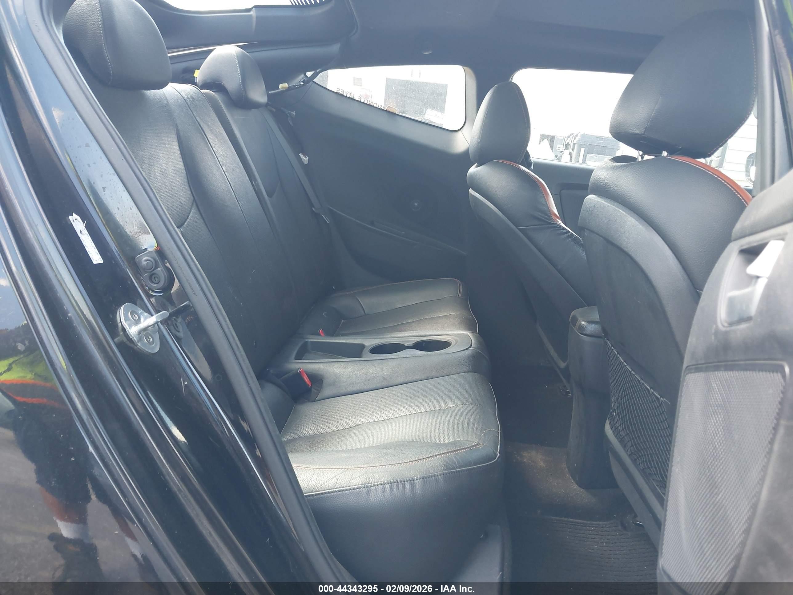 HYUNDAI VELOSTER image 8