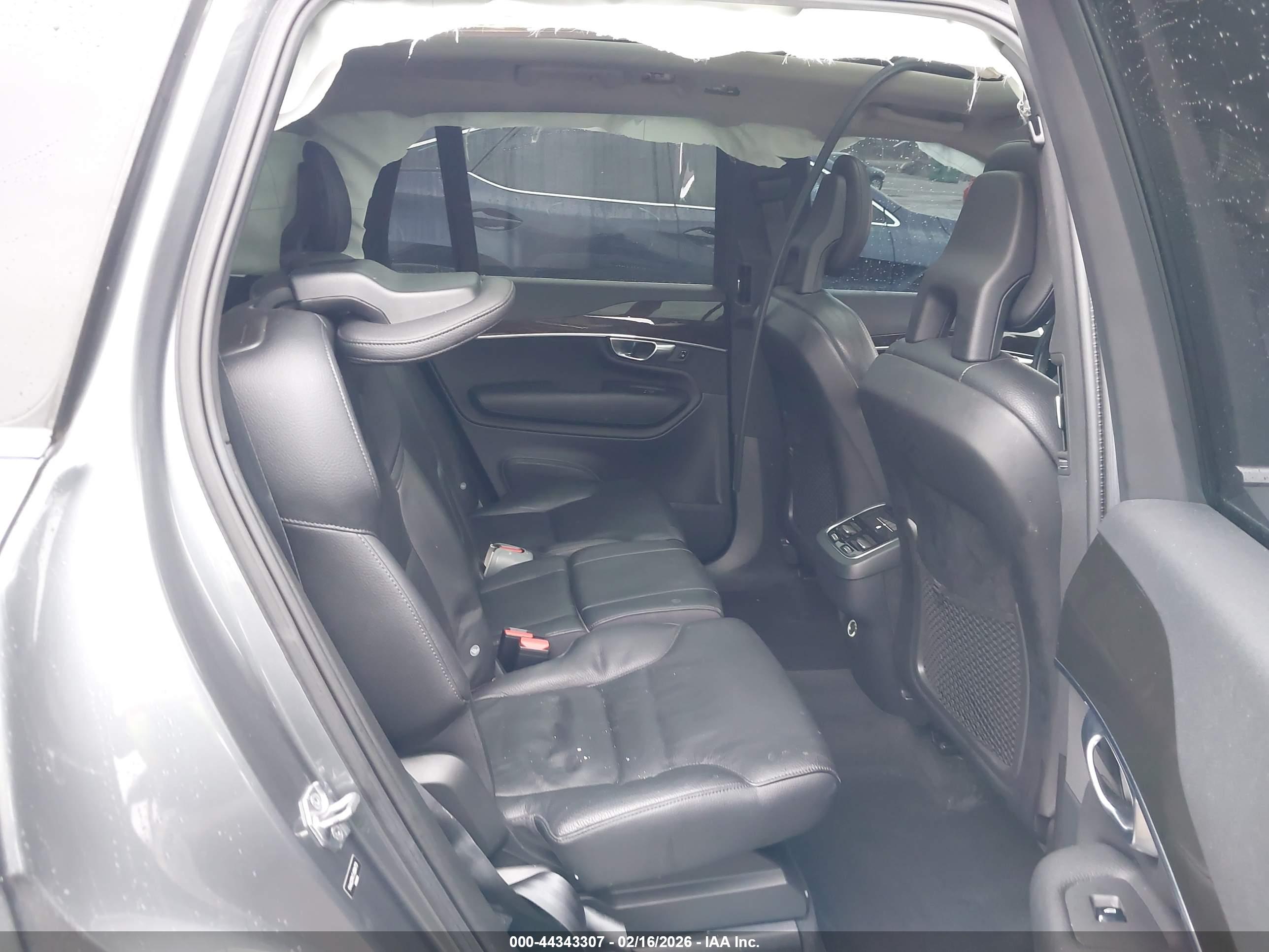 VOLVO XC90 image 8
