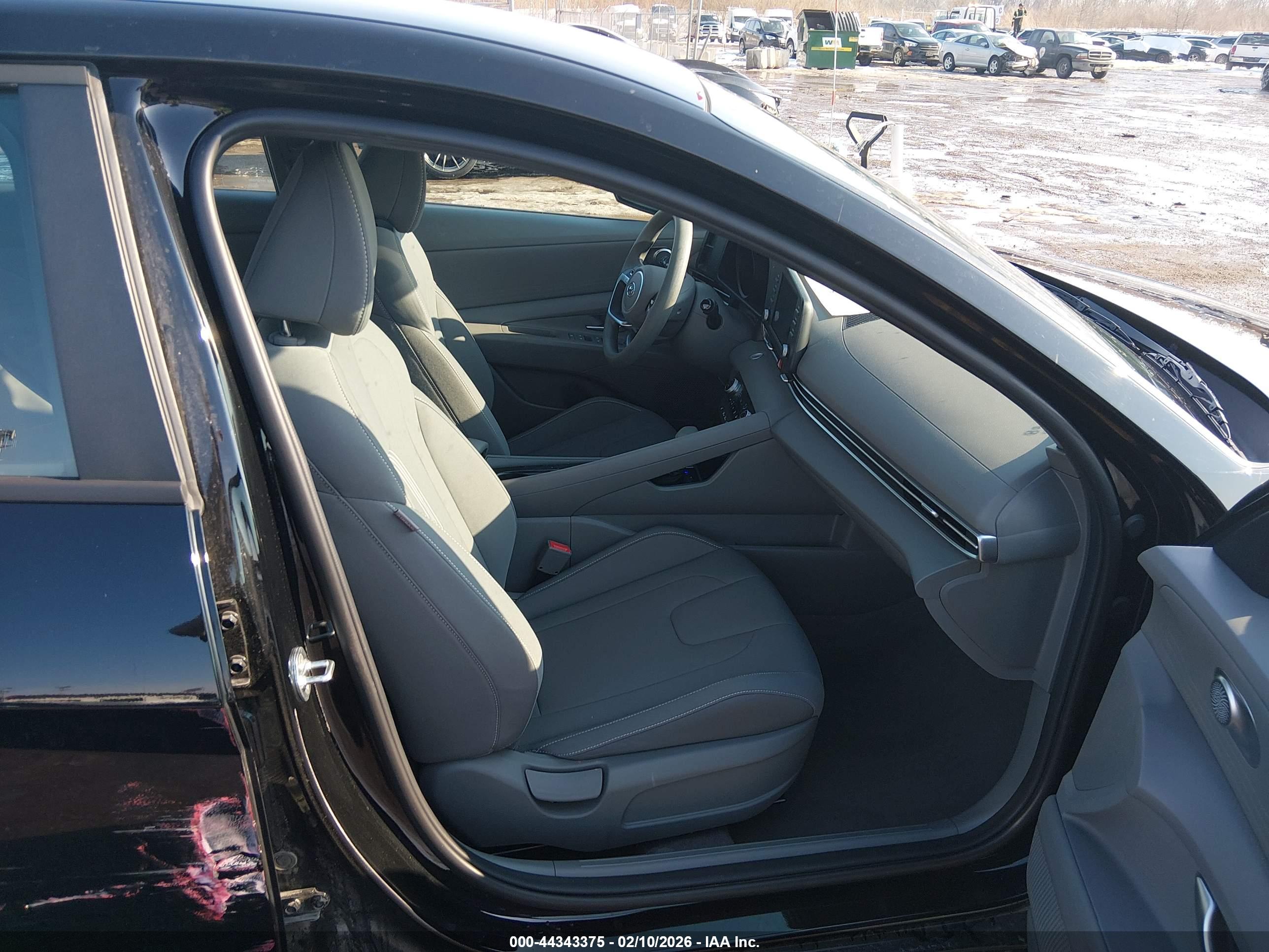 HYUNDAI ELANTRA image 5