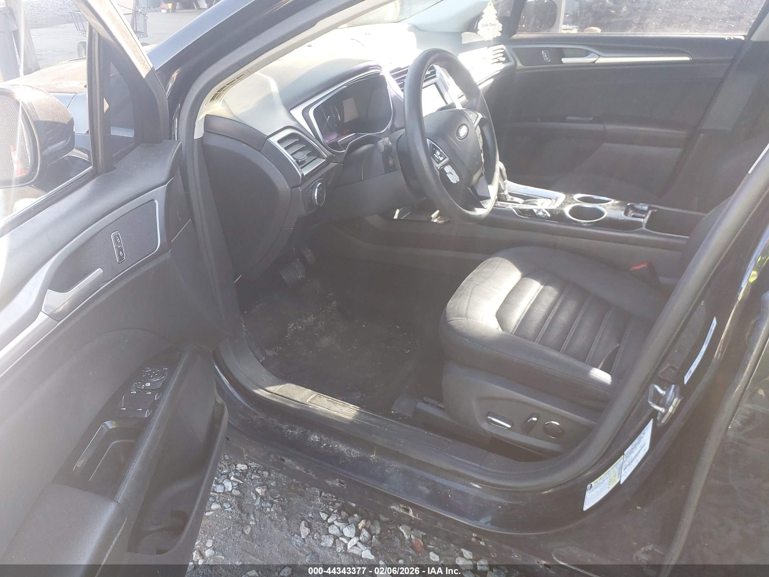 FORD FUSION image 5