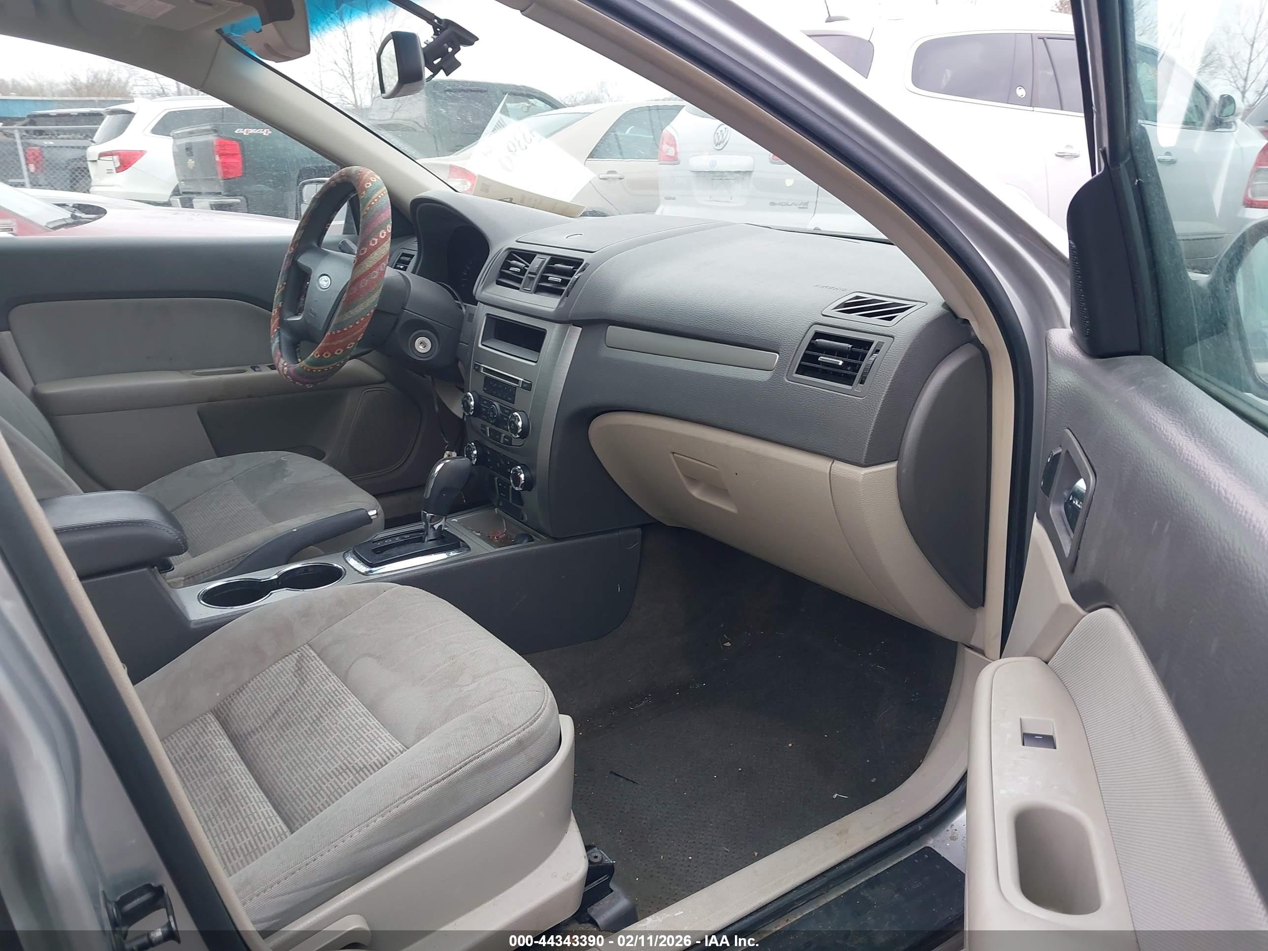 FORD FUSION image 5