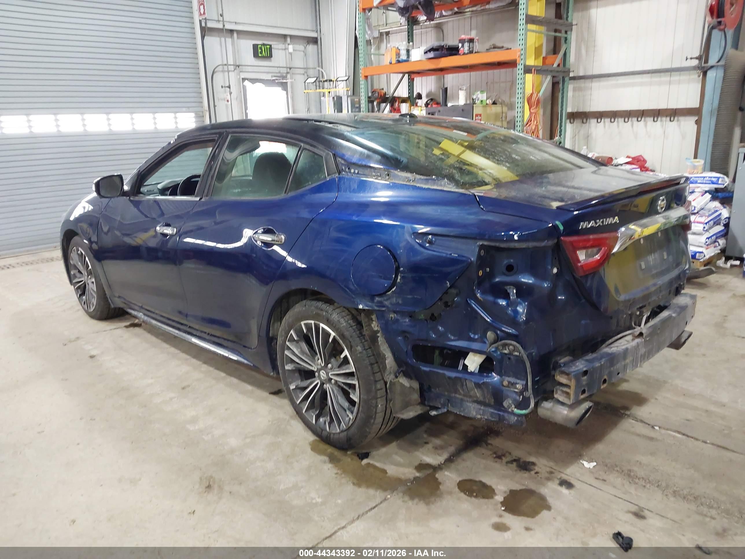 NISSAN MAXIMA image 3