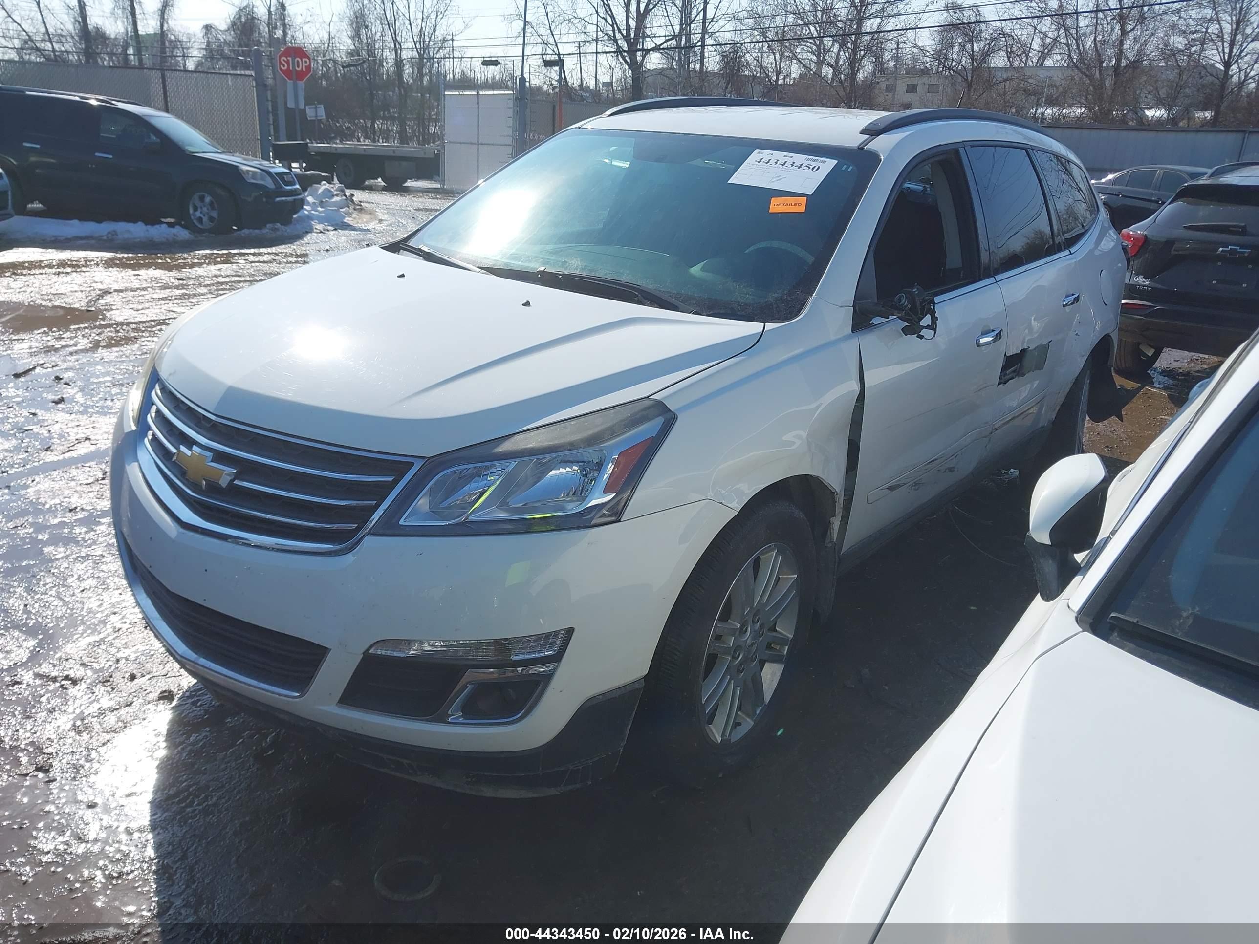CHEVROLET TRAVERSE image 2