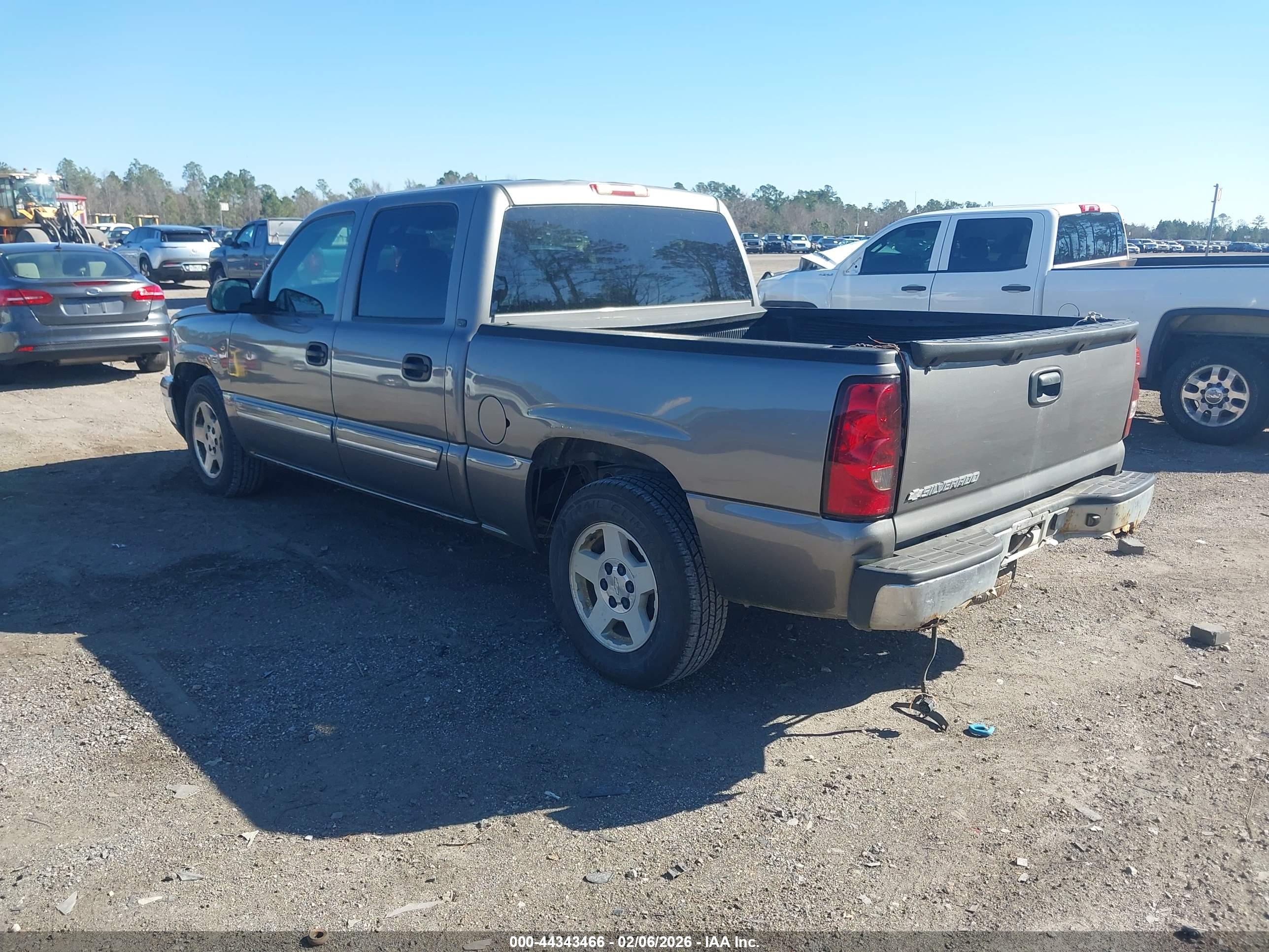 CHEVROLET SILVERADO image 3