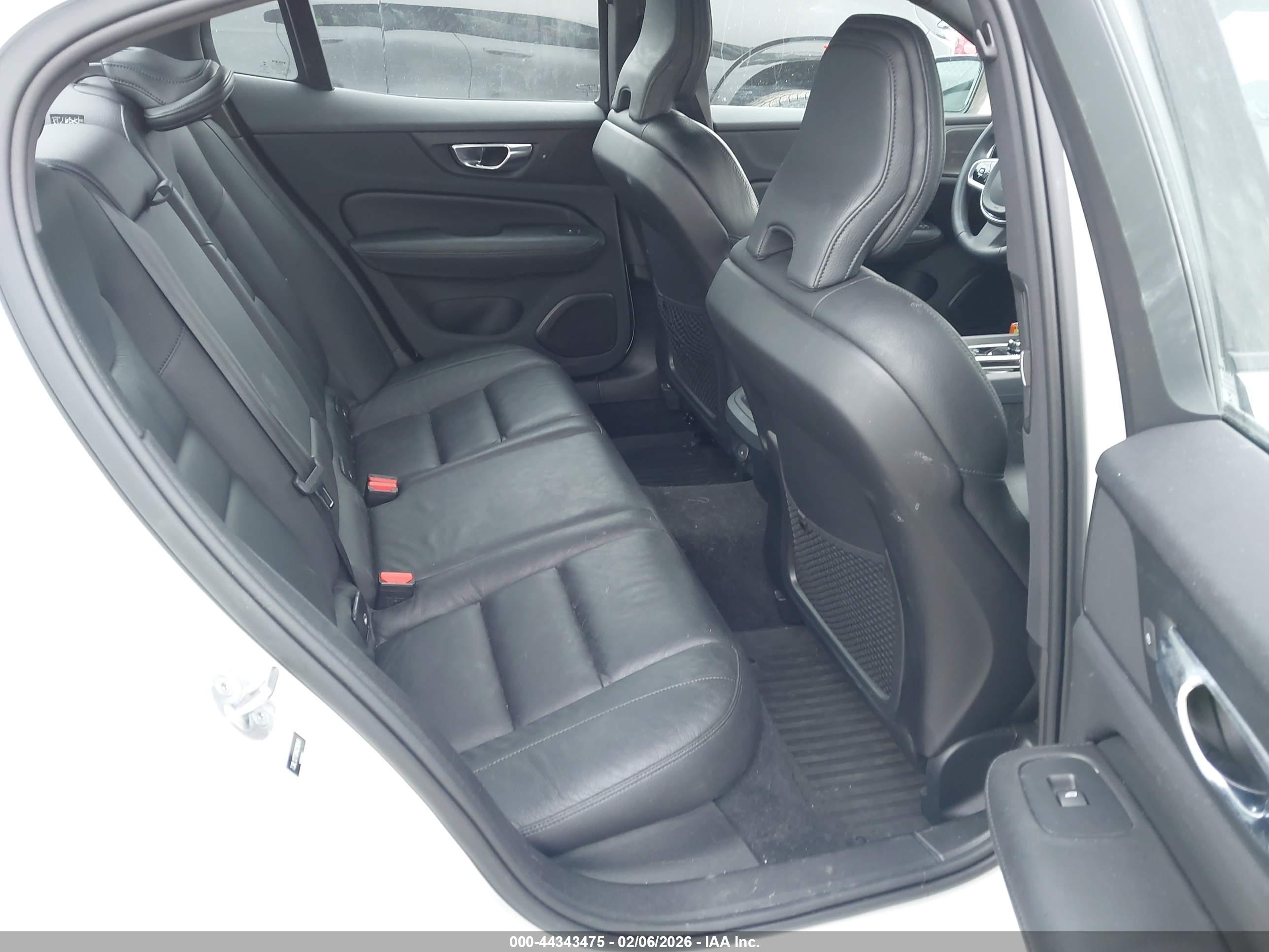 VOLVO S60 image 8