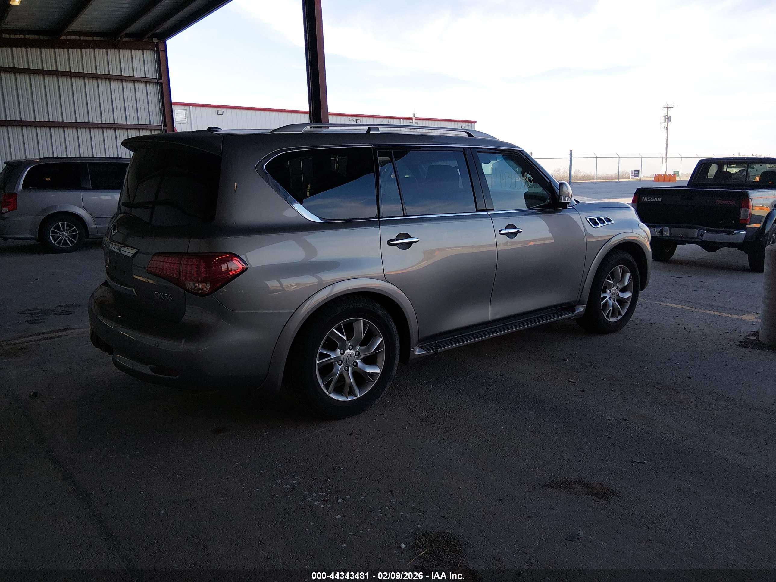 INFINITI QX56 image 4